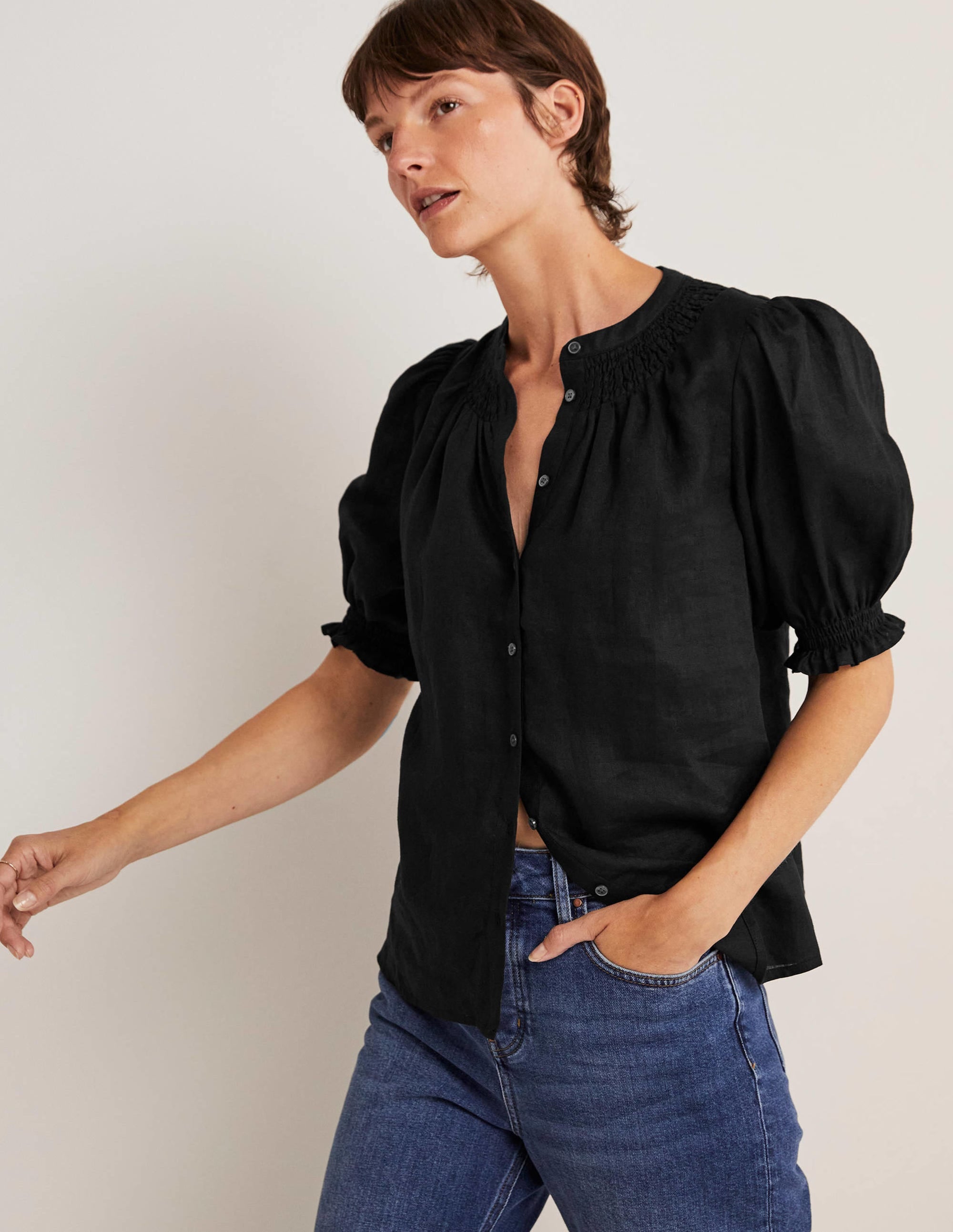 Gesmokte Bluse mit kurzen Ärmeln-Schwarz - Image 5