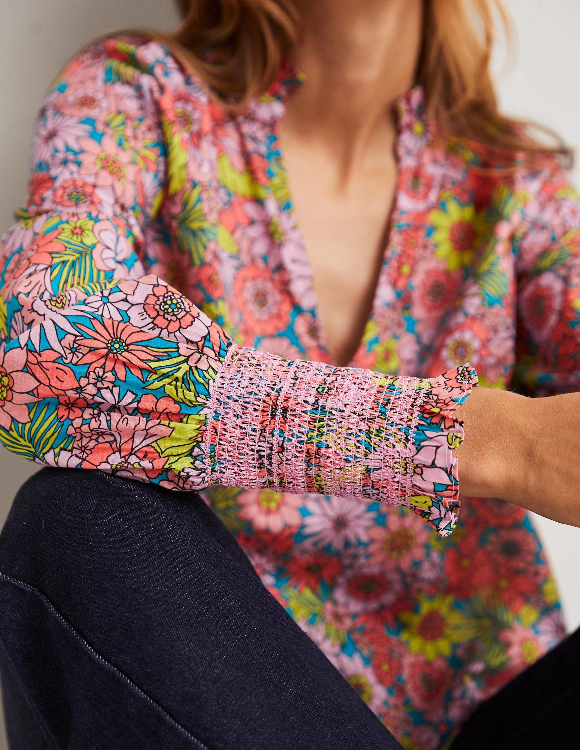 Top imprimé avec poignets à smocks-Rose bonbon, motif Bloom Garden - Image 2