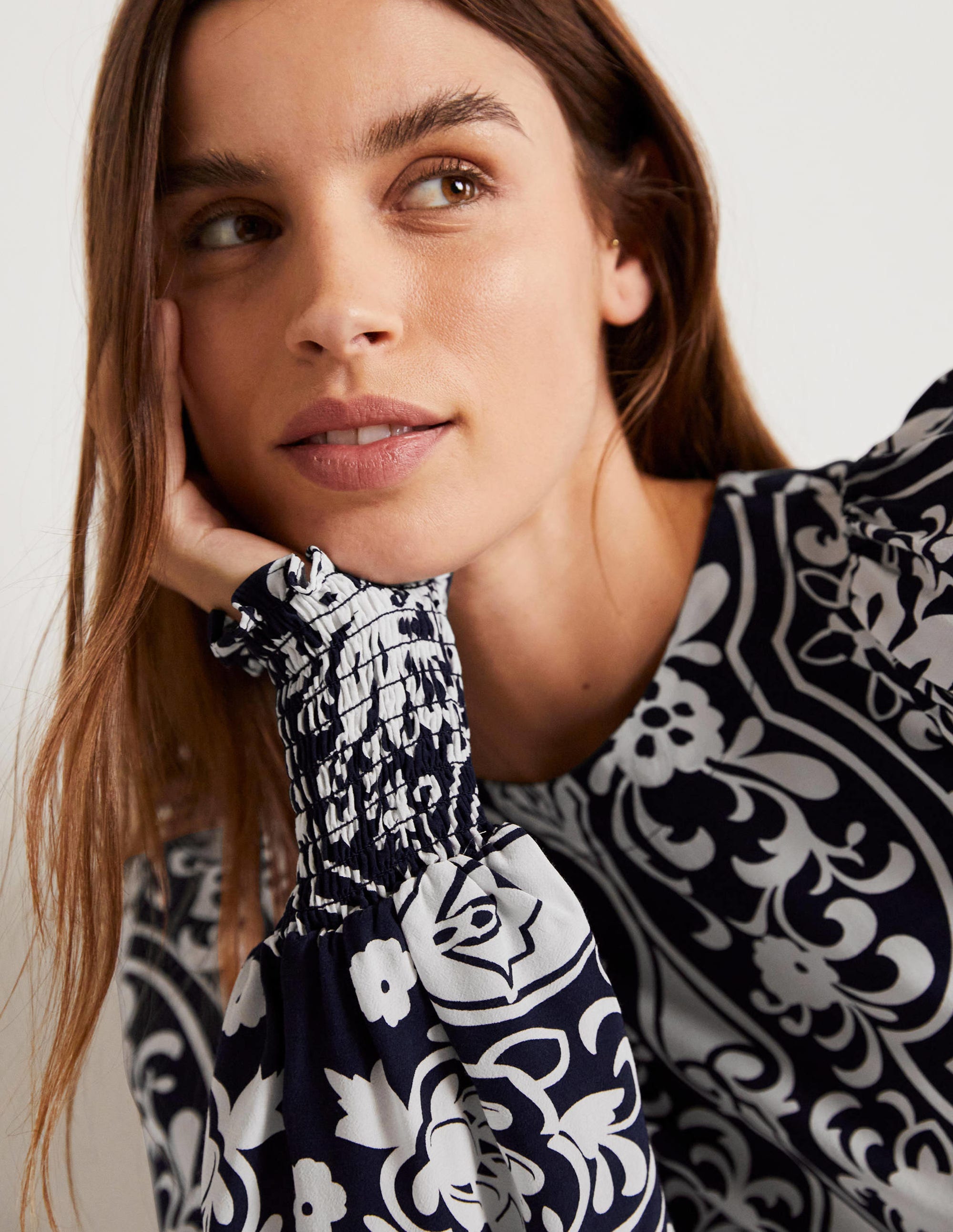 Top avec poignets à smocks-Bleu marine foncé, motif Ornate Garden - Image 6