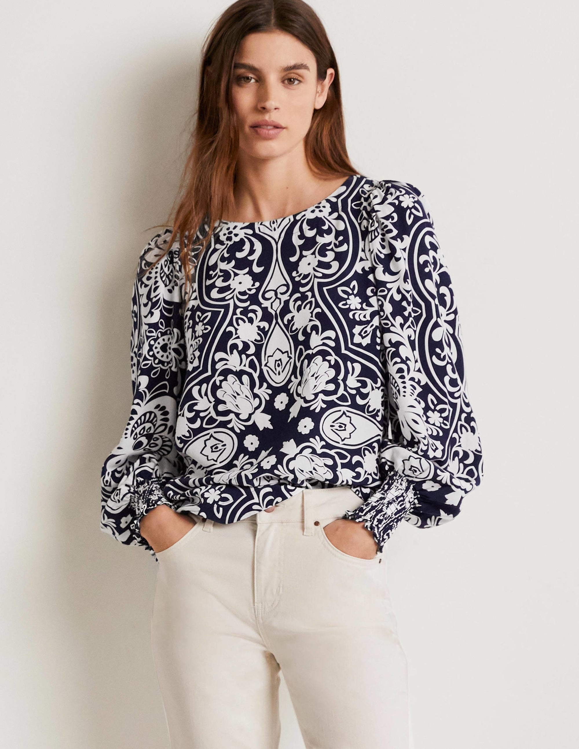 Top avec poignets à smocks-Bleu marine foncé, motif Ornate Garden - Image 1