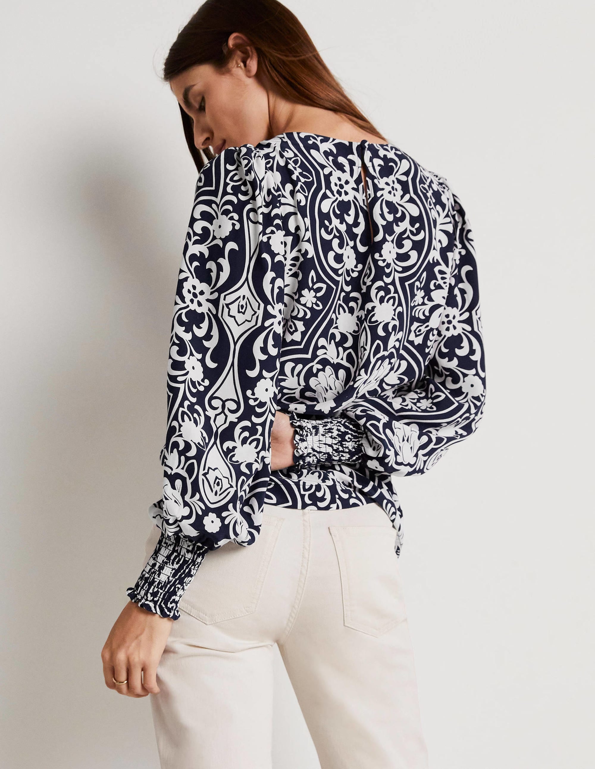 Top avec poignets à smocks-Bleu marine foncé, motif Ornate Garden - Image 3