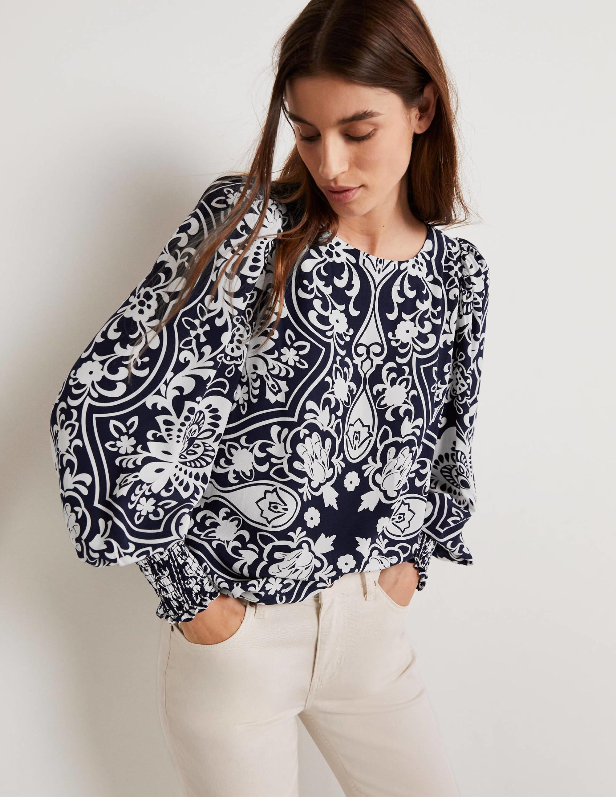 Top avec poignets à smocks-Bleu marine foncé, motif Ornate Garden - Image 4