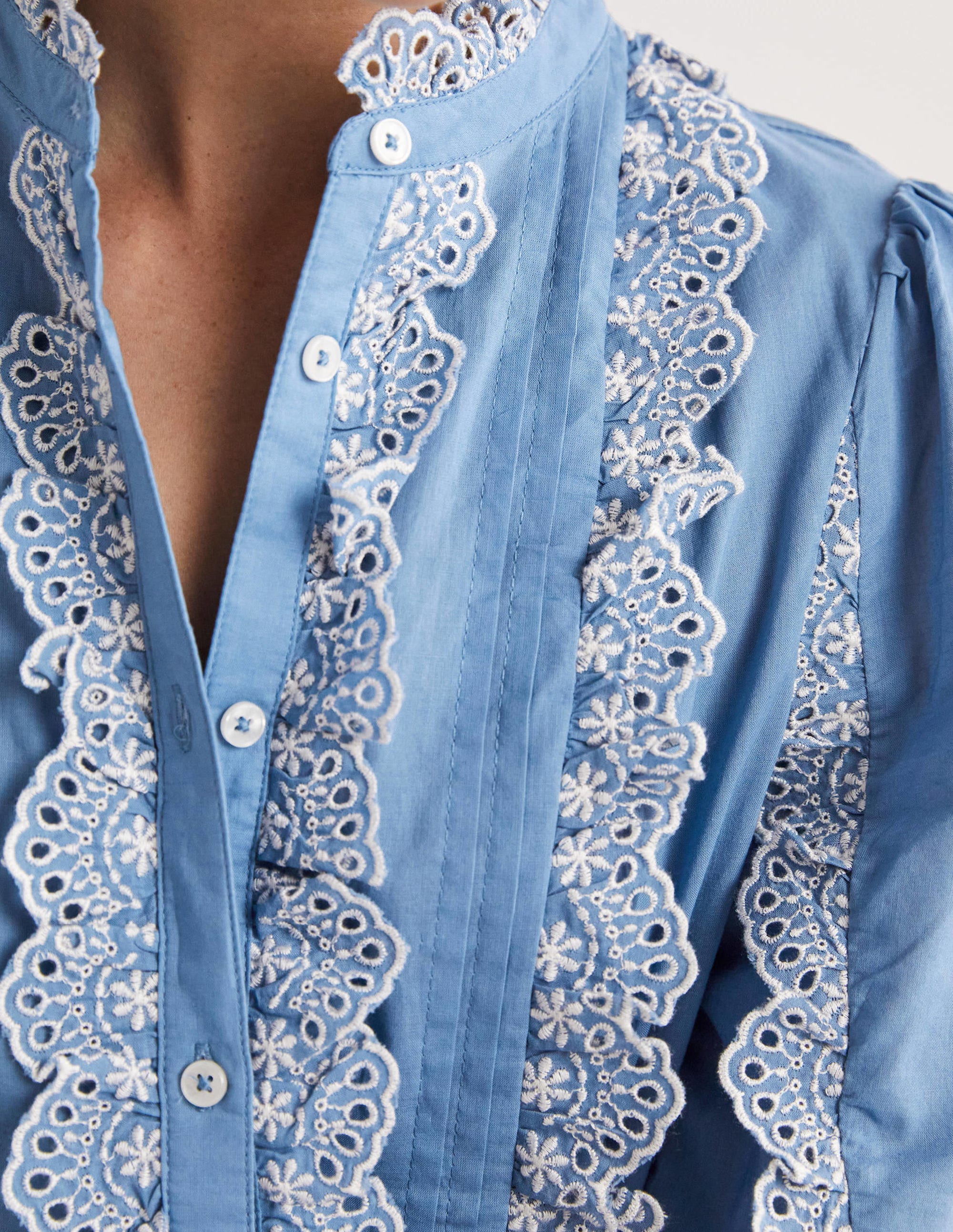 Bluse mit Lockstickerei und Rüschenärmeln-Rivierablau - Image 2