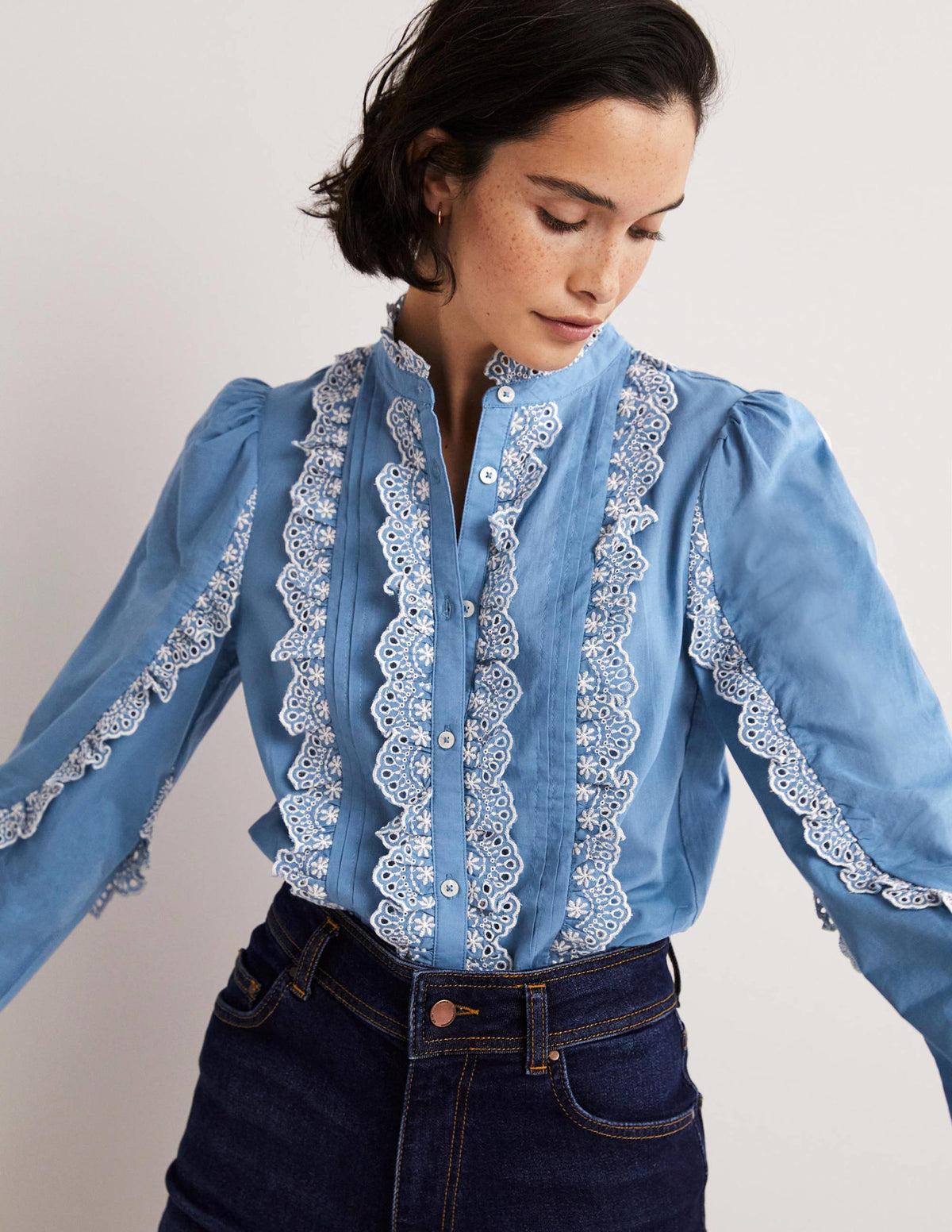 Bluse mit Lockstickerei und Rüschenärmeln-Rivierablau - Image 4