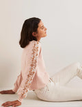 Sweatshirt mit Muschelborte-Milchshake, Wildes Blumenmuster