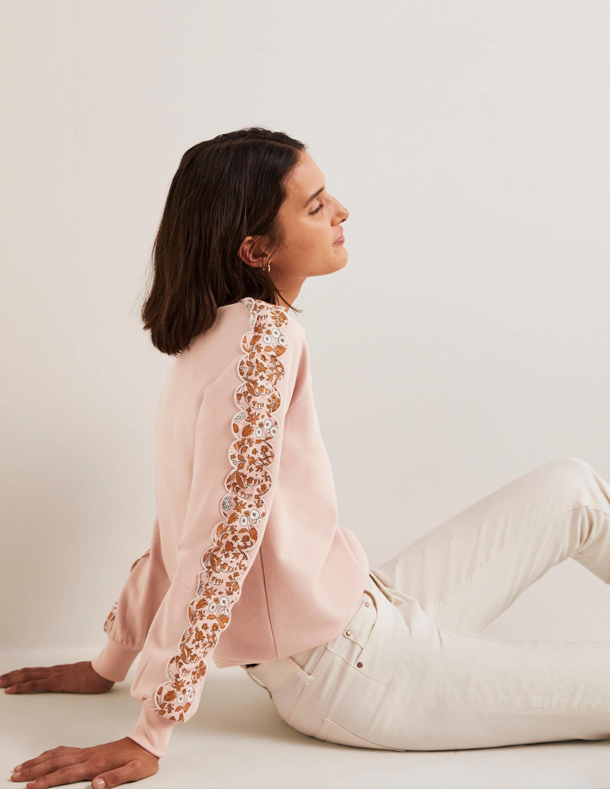 Sweatshirt mit Muschelborte-Milchshake, Wildes Blumenmuster-1