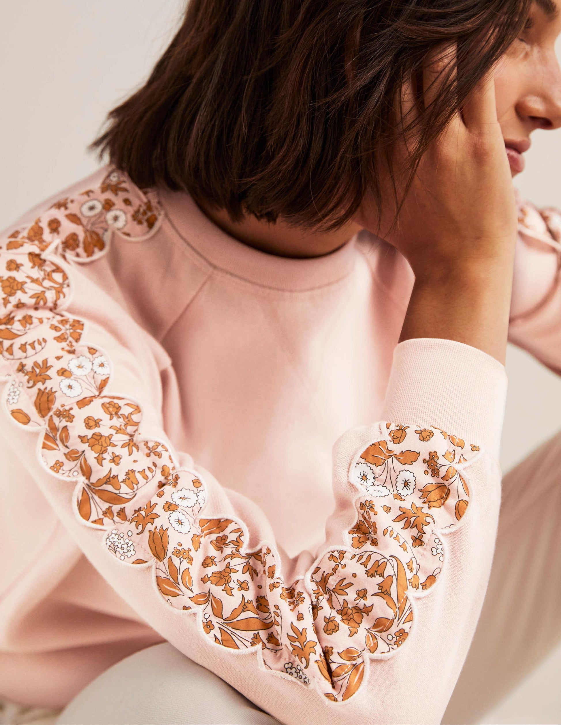 Sweatshirt mit Muschelborte-Milchshake, Wildes Blumenmuster-2