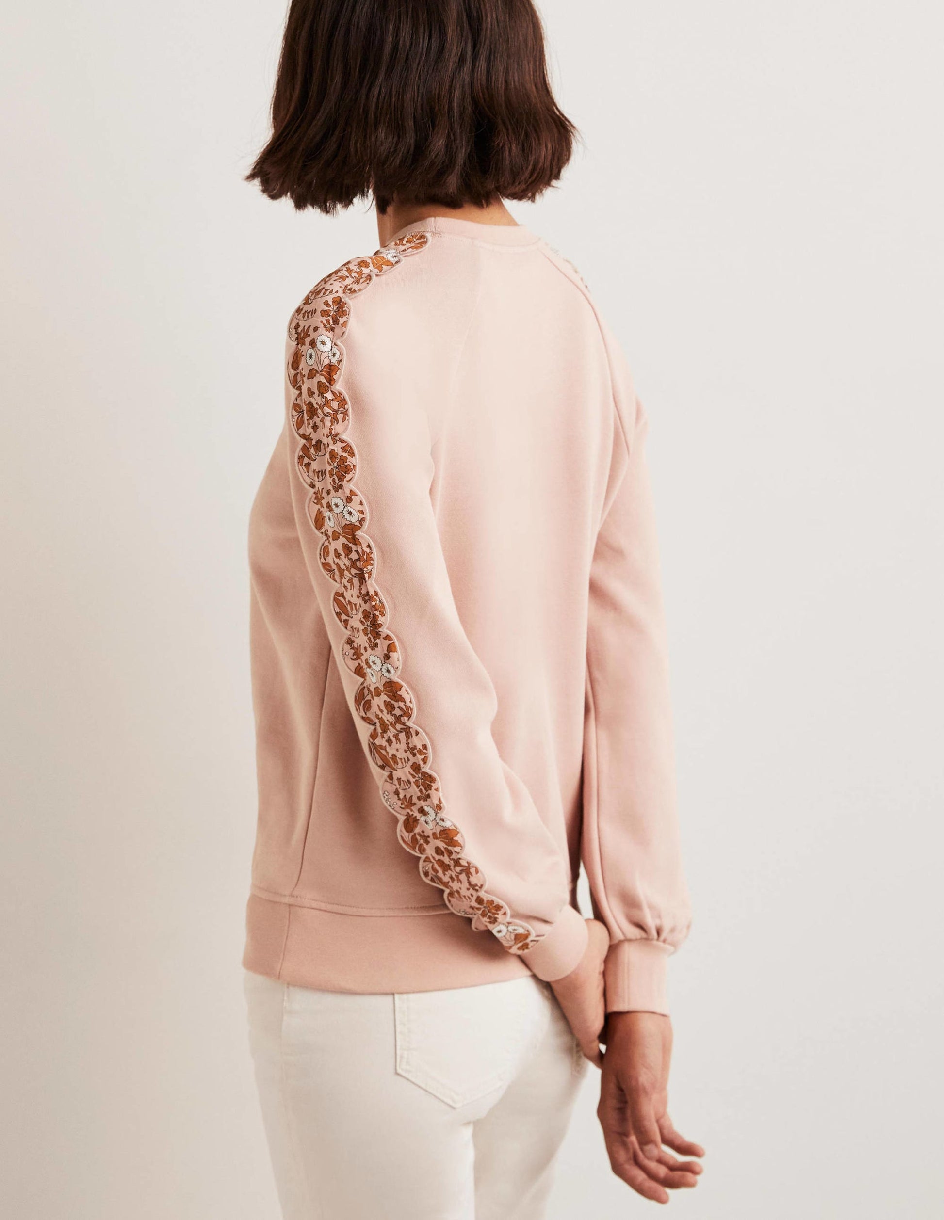 Sweatshirt mit Muschelborte-Milchshake, Wildes Blumenmuster-3