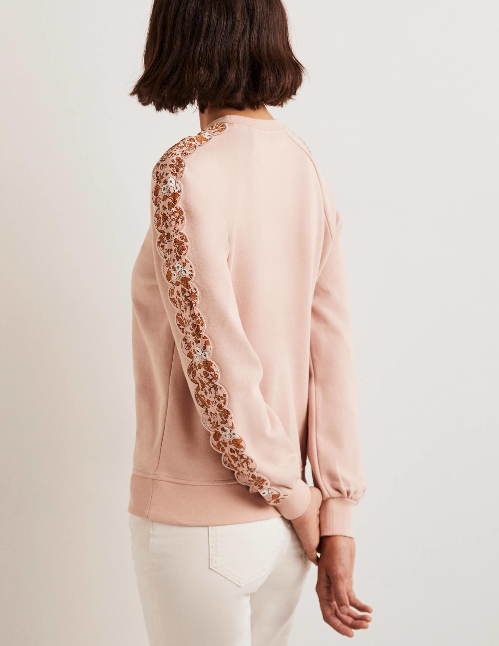 Sweatshirt mit Muschelborte-Milchshake, Wildes Blumenmuster - Image 3