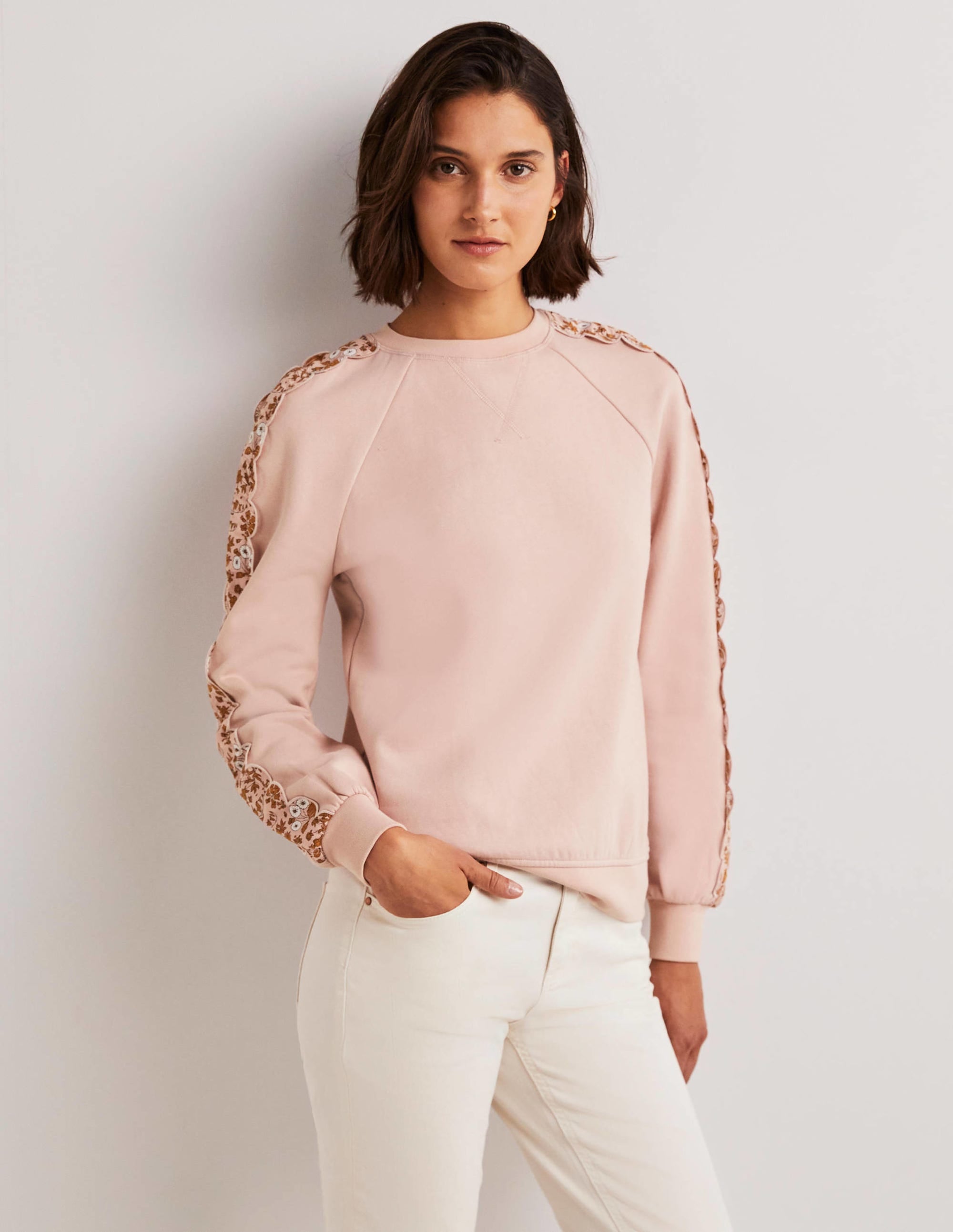 Sweatshirt mit Muschelborte-Milchshake, Wildes Blumenmuster - Image 4