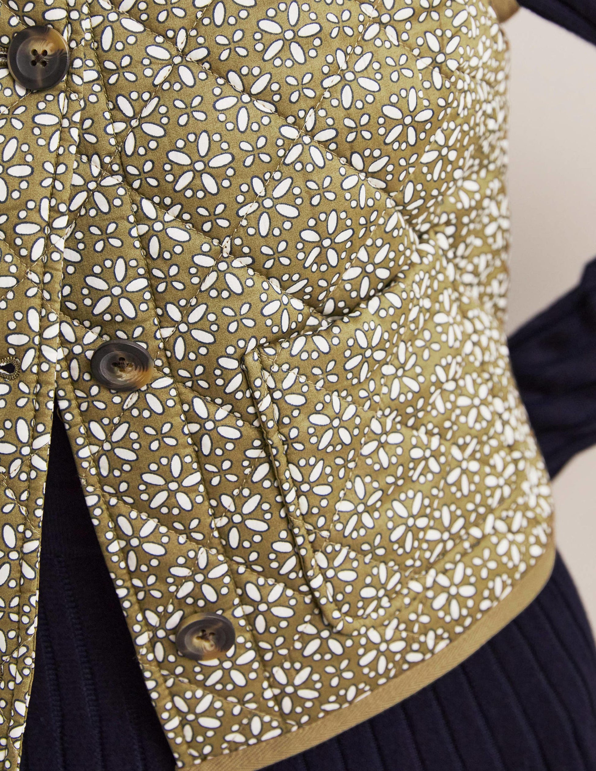 Veste sans manches matelassée-Vert basilic, motif Dainty Geo-2