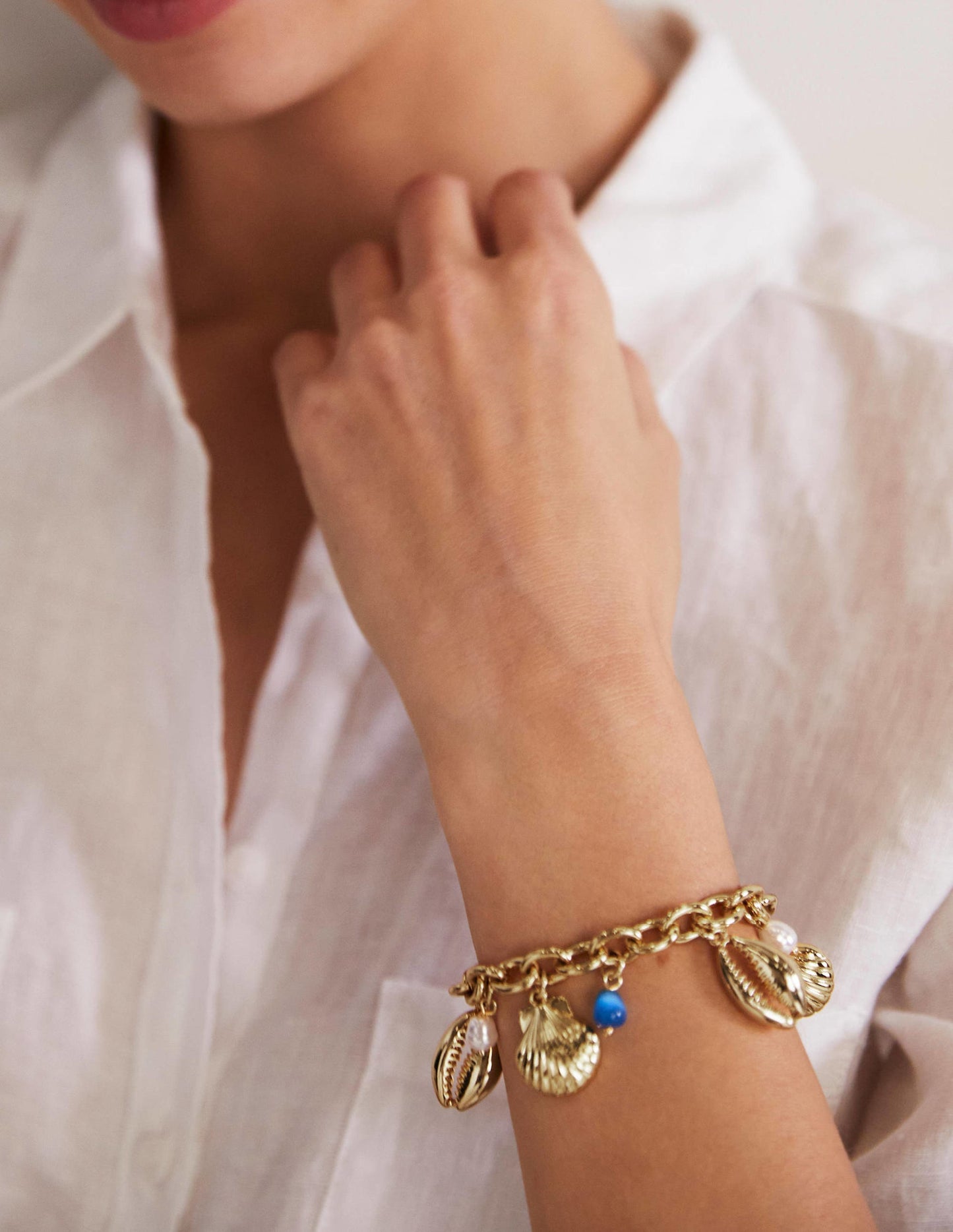 Armband mit Muschelanhänger-Gold