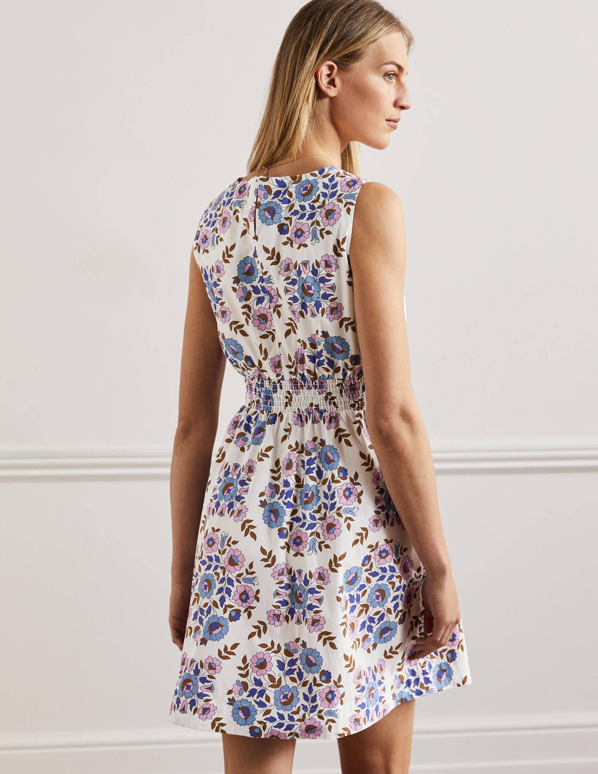 Minikleid mit gesmokter Taille-Bunt, Wildblumenmuster - Image 3