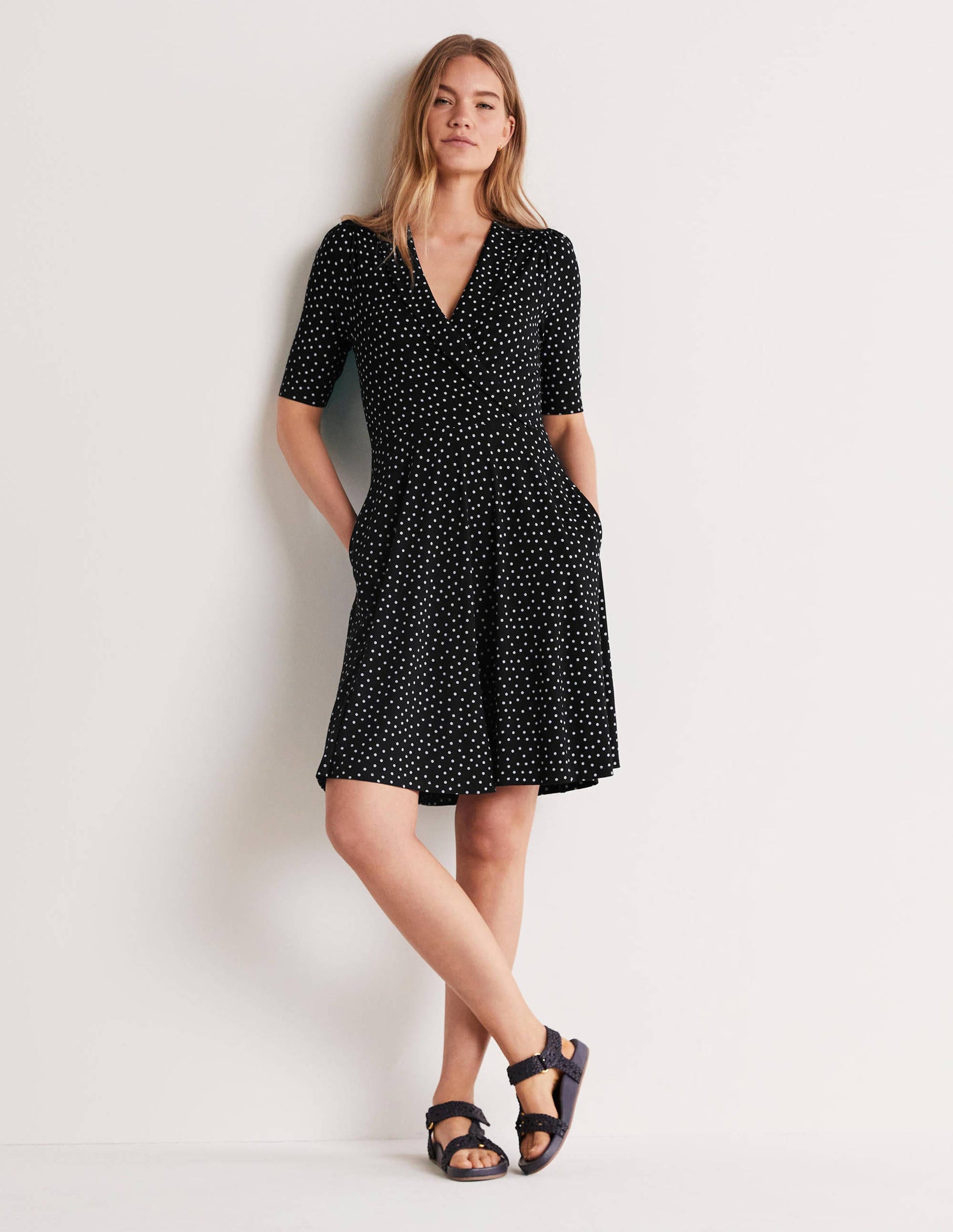 Jerseykleid mit fixierter Wickeloptik-Black Scattered Spot-1