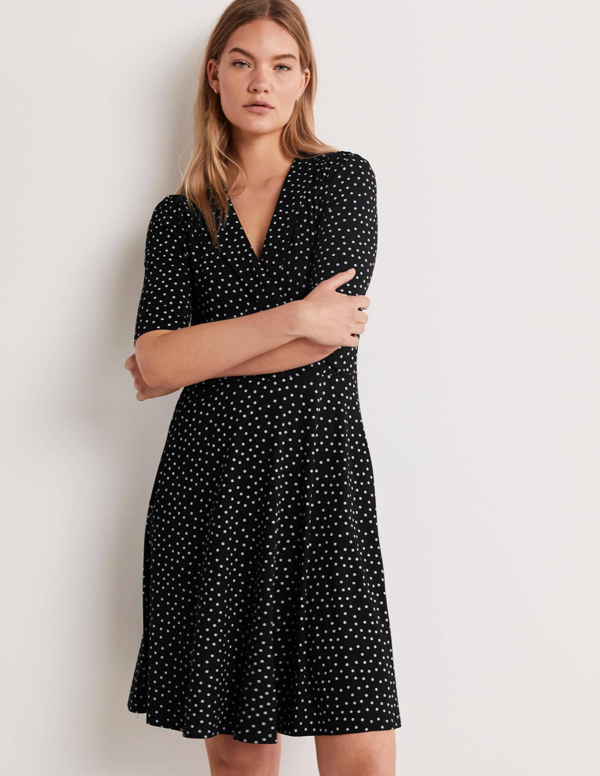 Jerseykleid mit fixierter Wickeloptik-Black Scattered Spot-3