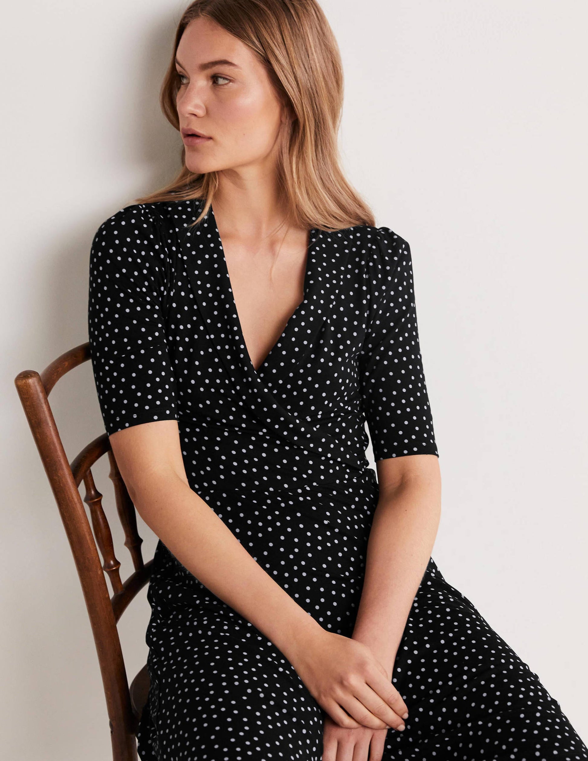 Jerseykleid mit fixierter Wickeloptik-Black Scattered Spot-4