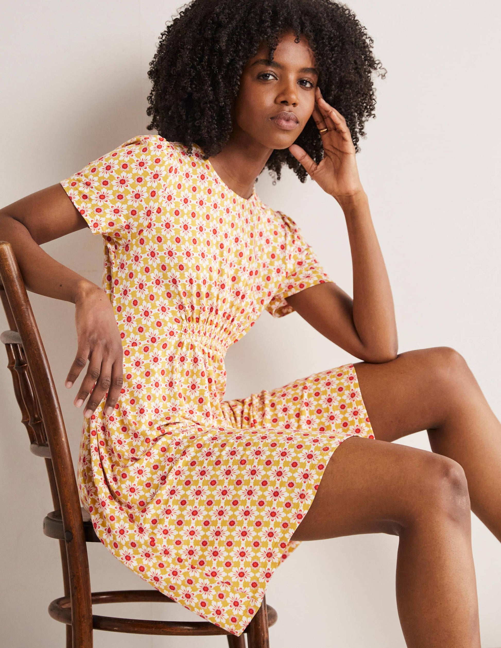 Jerseykleid mit Rundhalsausschnitt-Olivenölgelb, Blumenfliesen-1