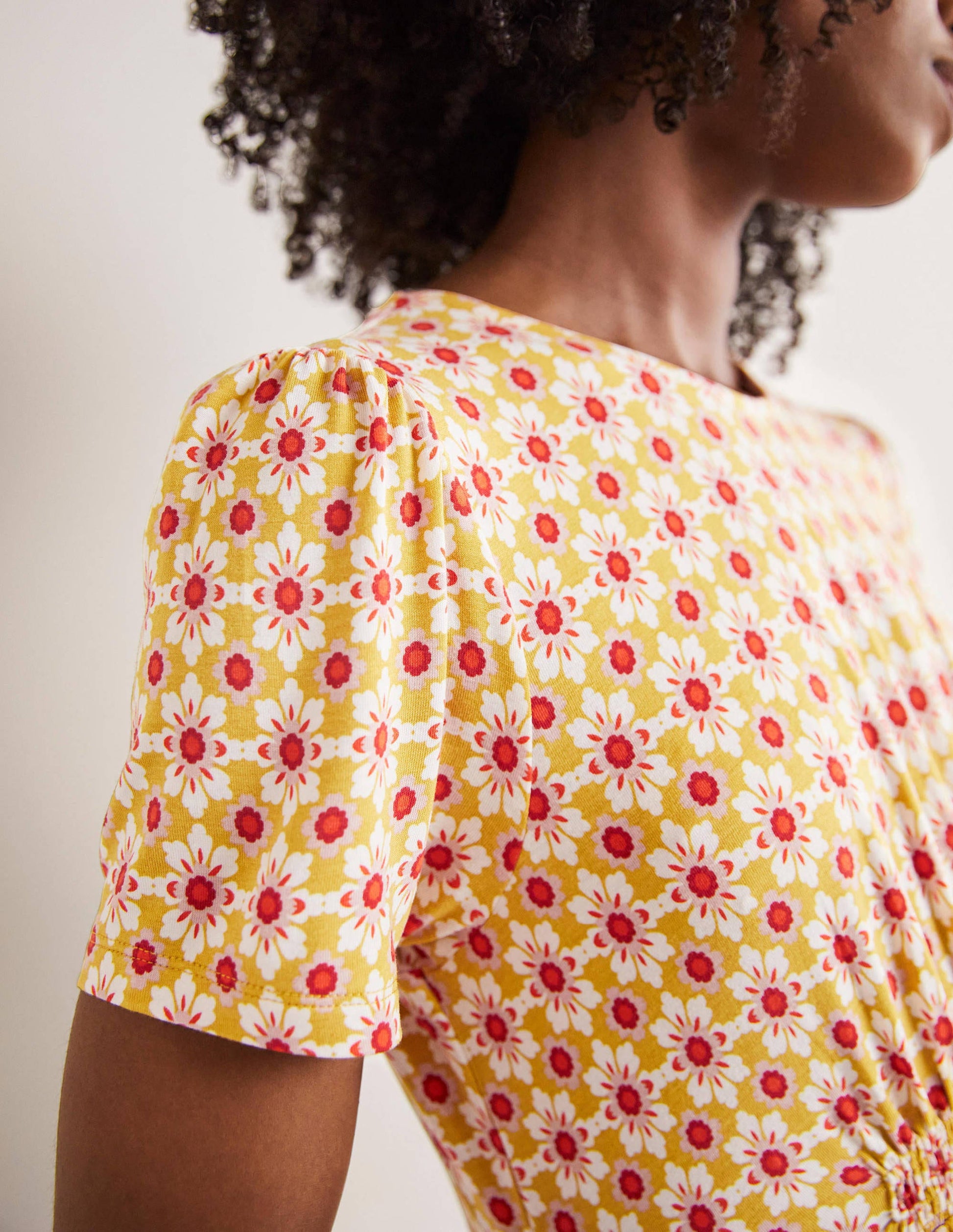 Jerseykleid mit Rundhalsausschnitt-Olivenölgelb, Blumenfliesen-2