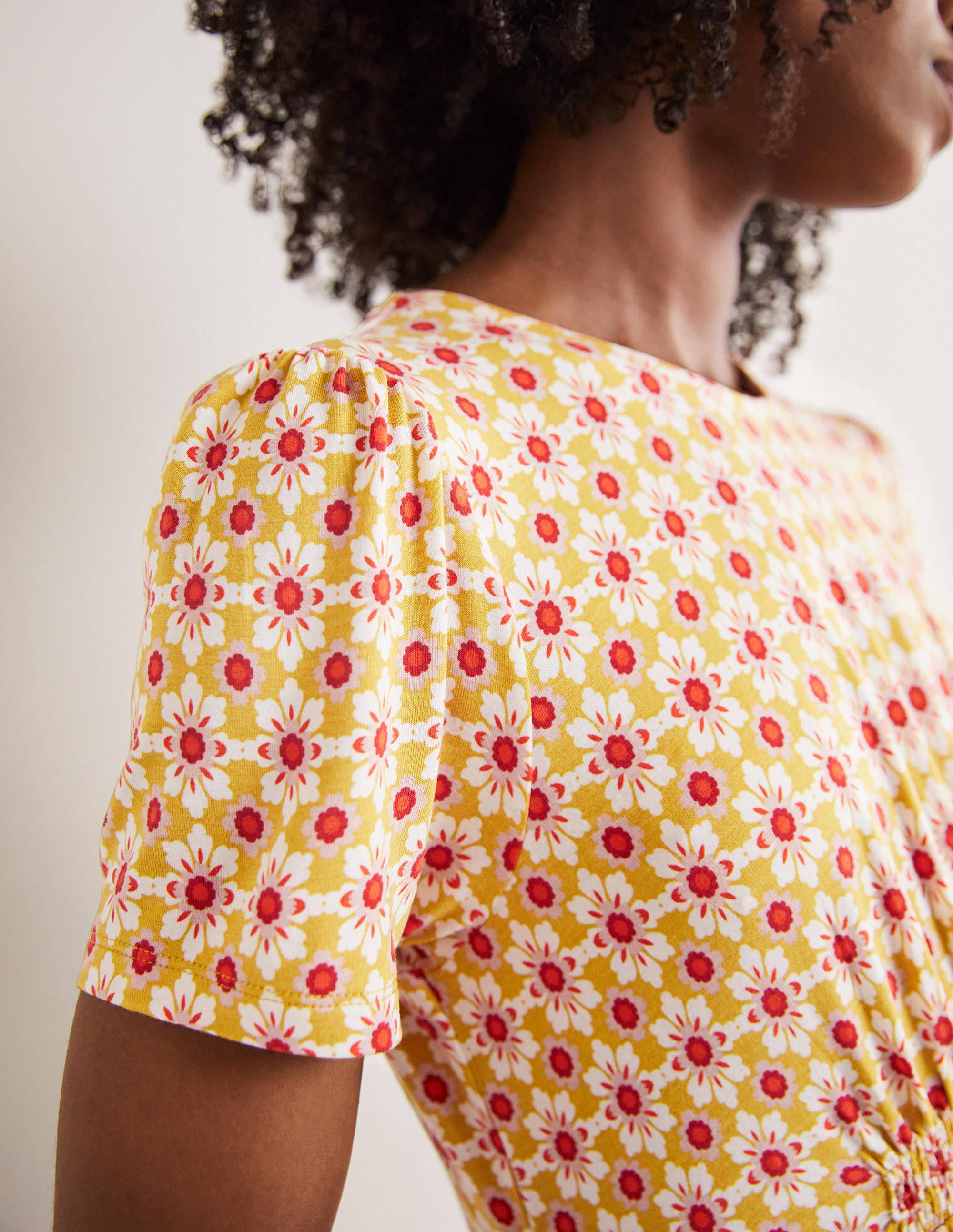 Jerseykleid mit Rundhalsausschnitt-Olivenölgelb, Blumenfliesen - Image 2
