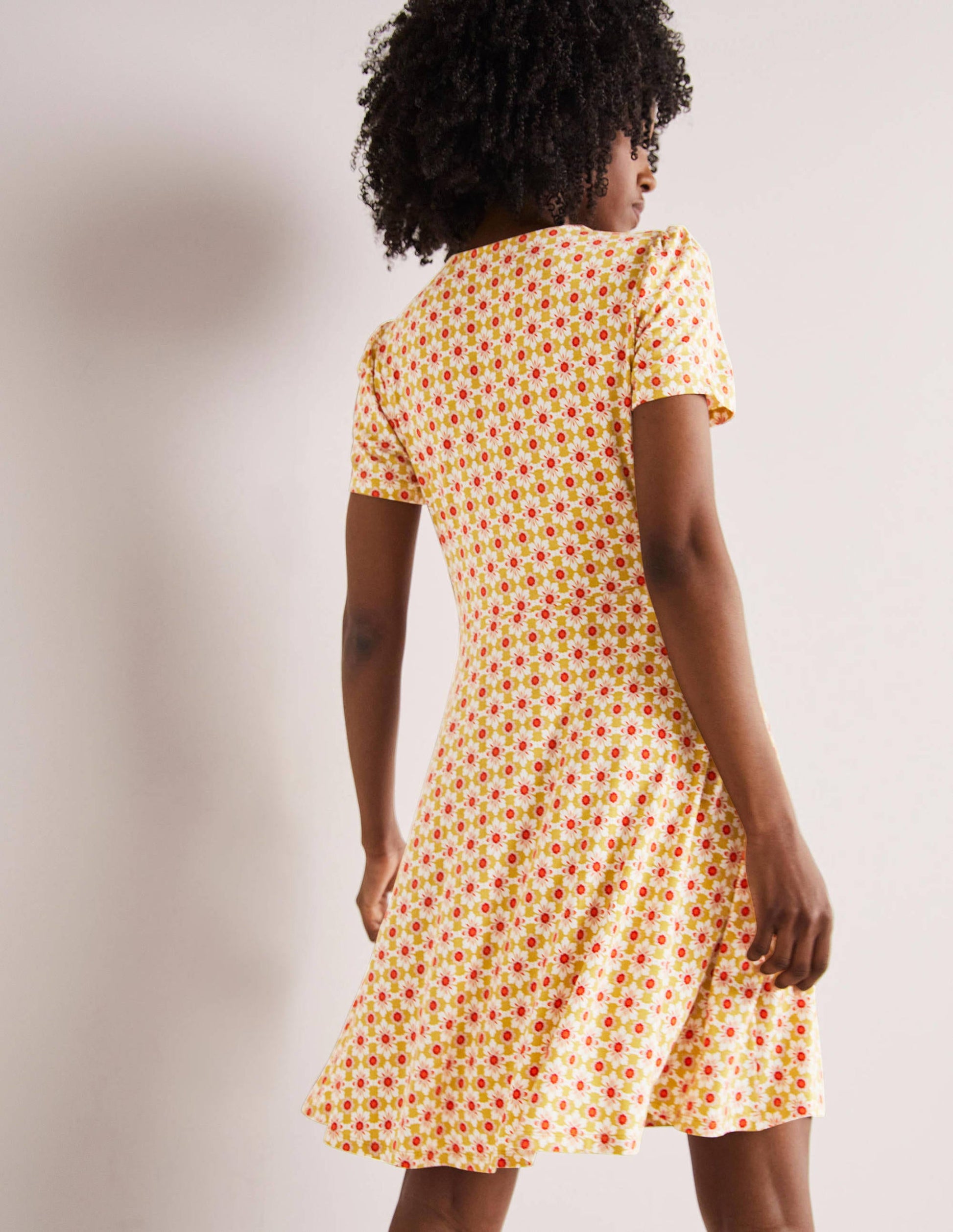 Jerseykleid mit Rundhalsausschnitt-Olivenölgelb, Blumenfliesen-3