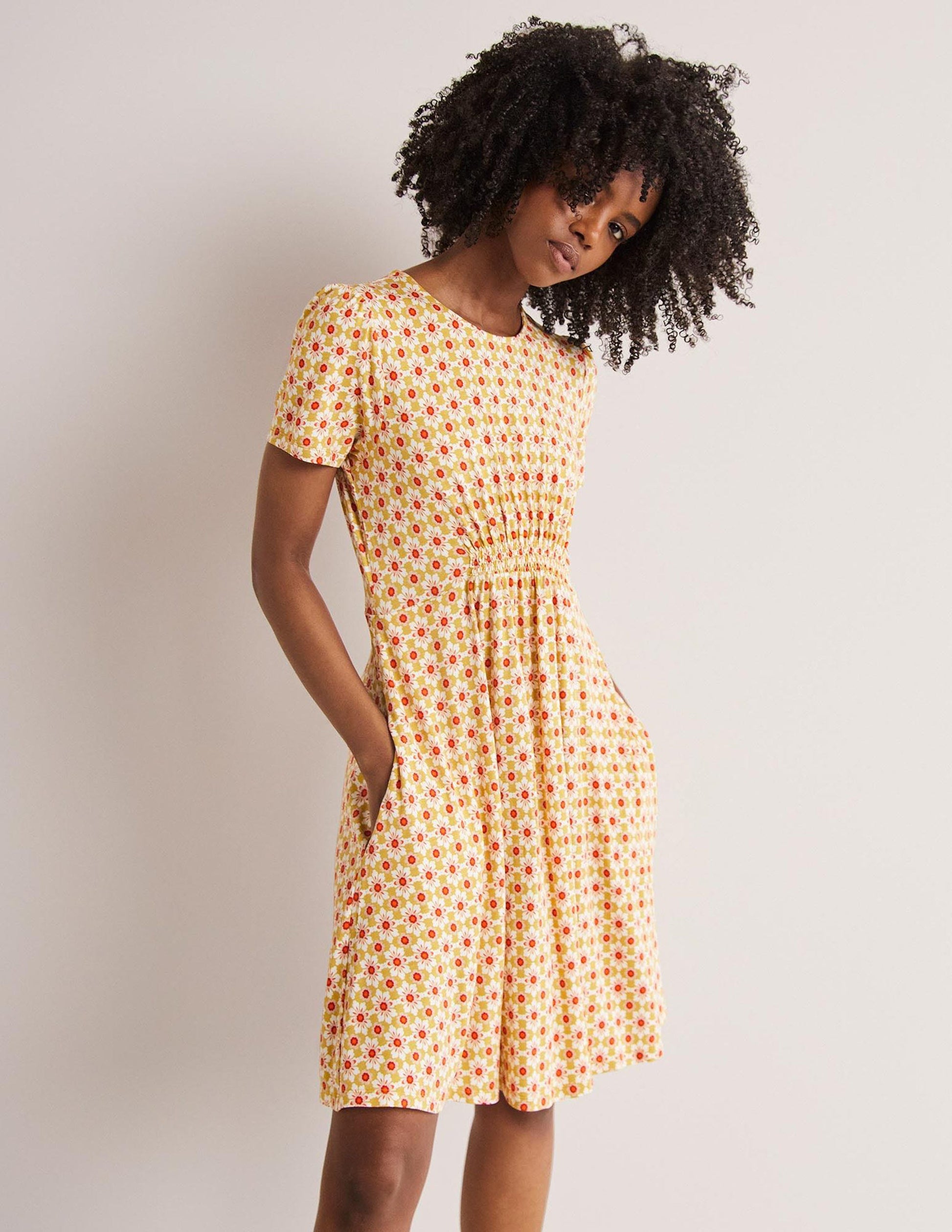 Jerseykleid mit Rundhalsausschnitt-Olivenölgelb, Blumenfliesen-4