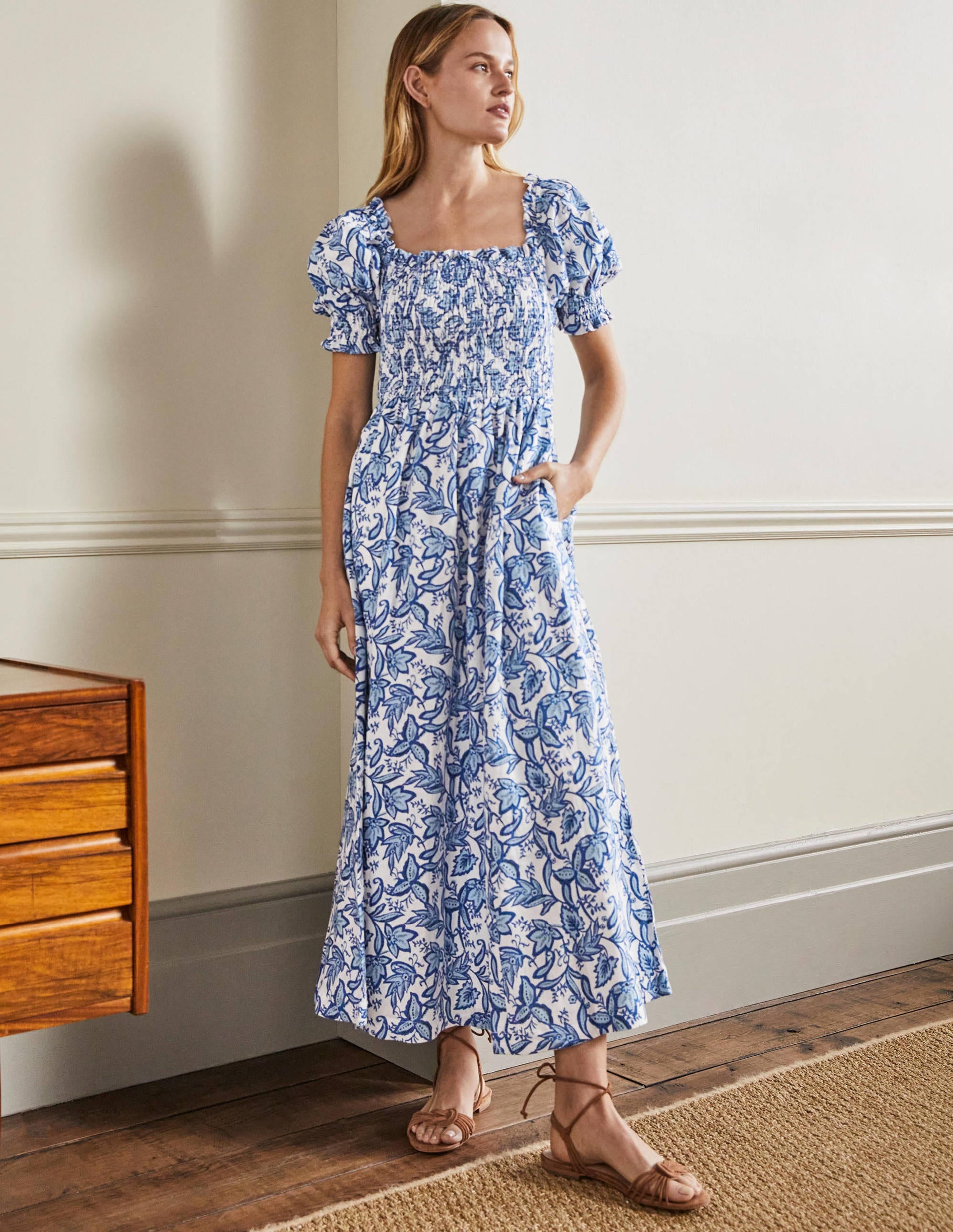 Robe midi avec corsage à smocks-Bleu ancien, motif Wild Flora - Image 1