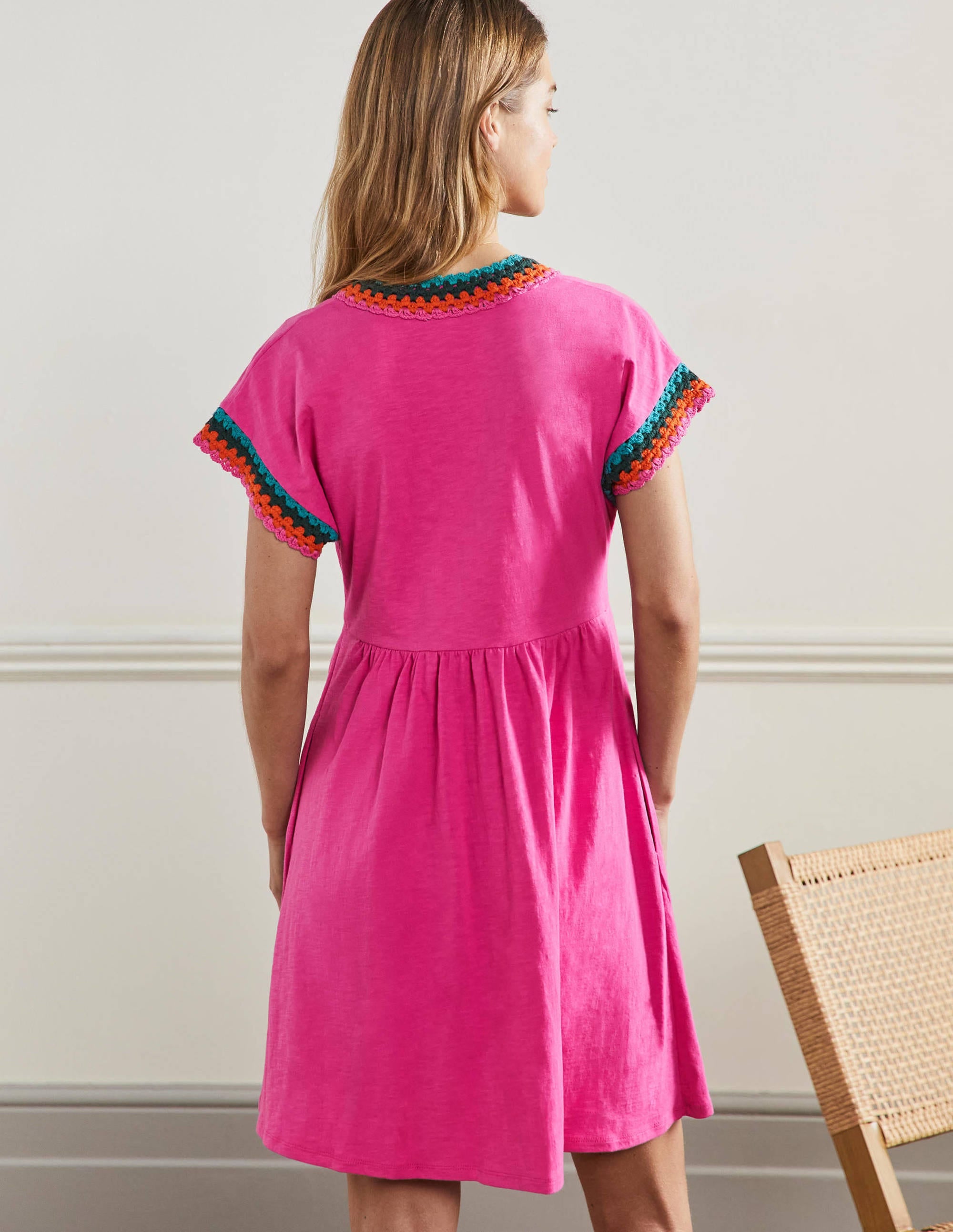 Jerseykleid mit Häkelborte-Knalliges Stiefmütterchen - Image 3