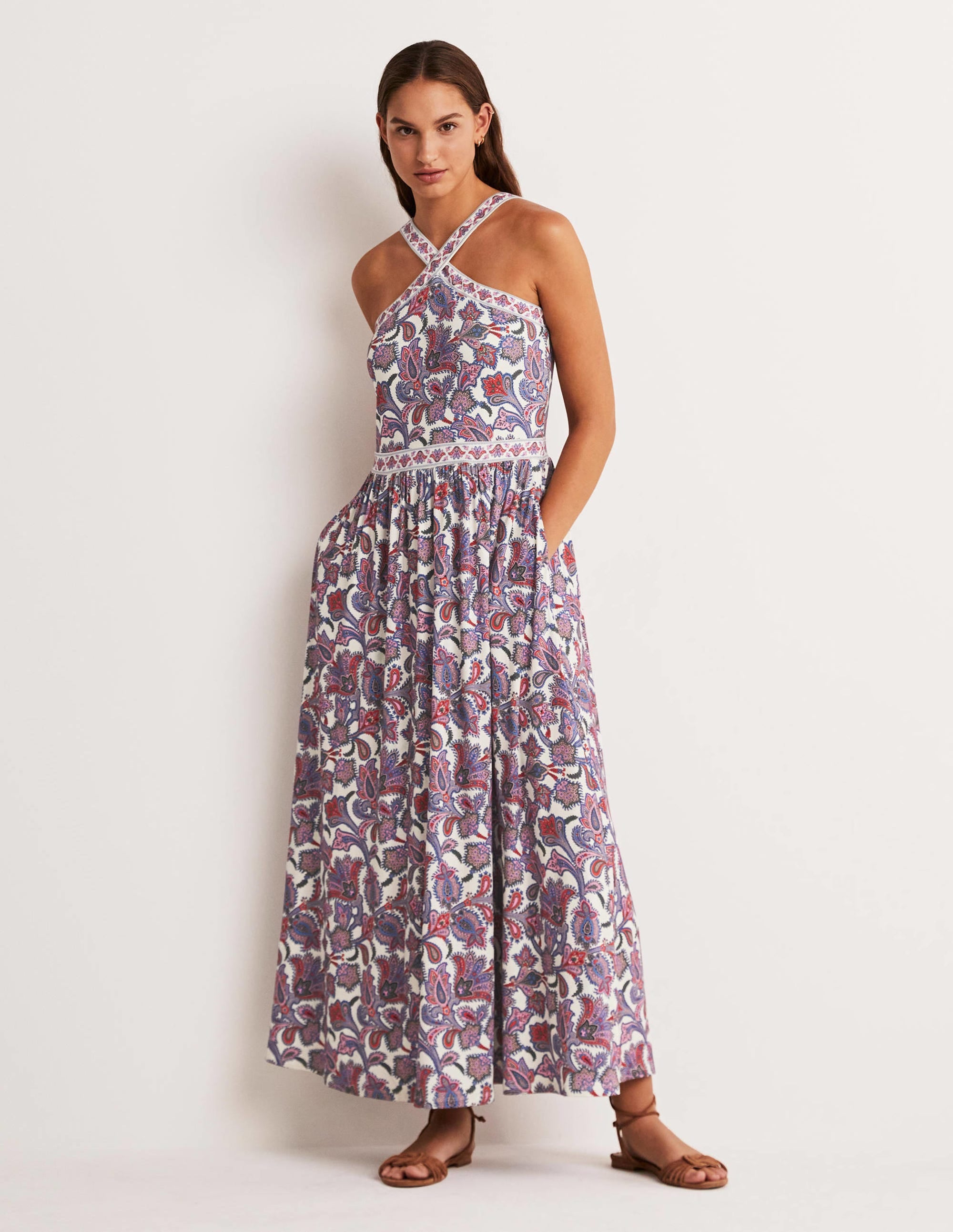 Neckholder-Maxikleid aus Jersey-Naturweiß, Paisley-Knospen - Image 1