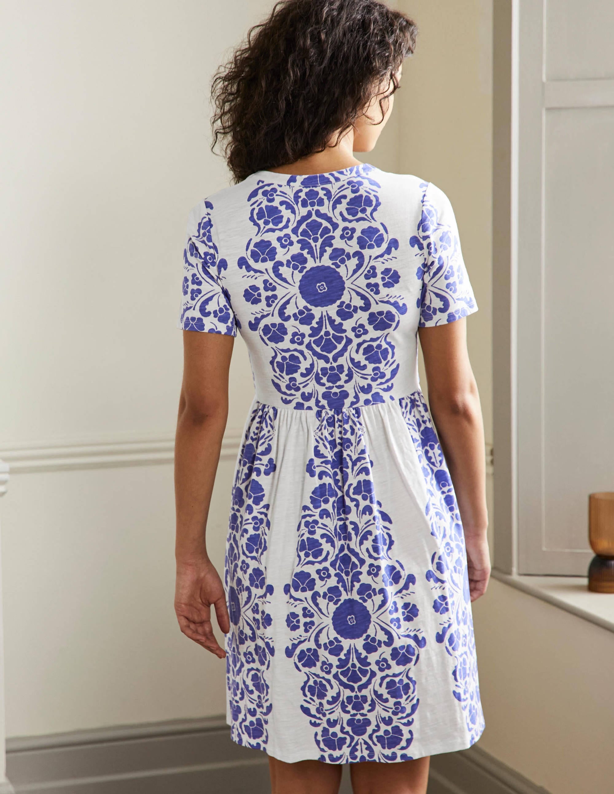 Robe simple à col cranté en jersey-Jacinthe des bois, motif Passion Bloom - Image 3