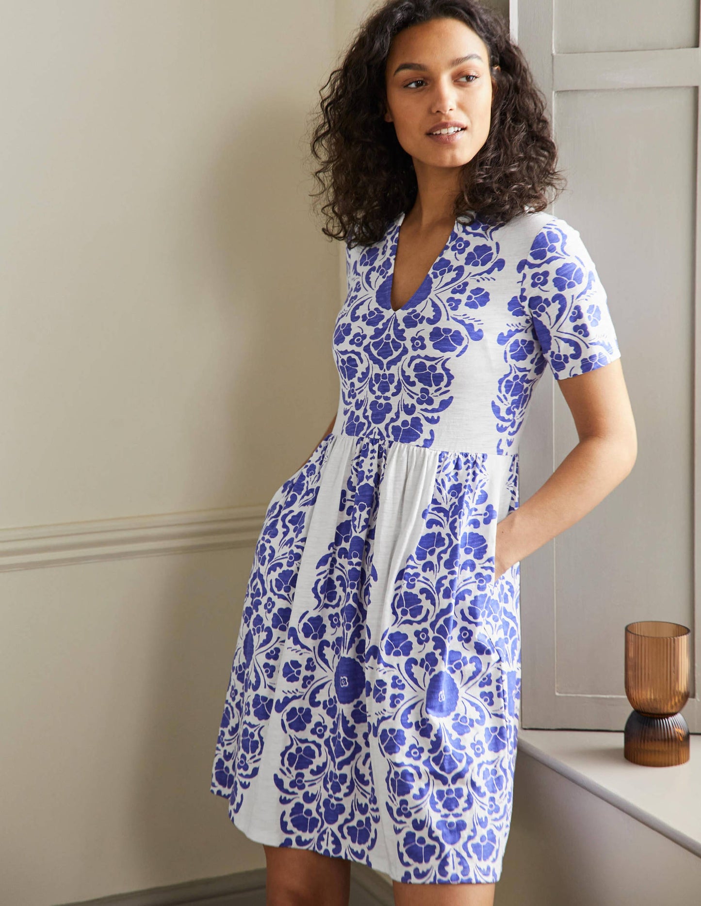 Robe simple à col cranté en jersey-Jacinthe des bois, motif Passion Bloom