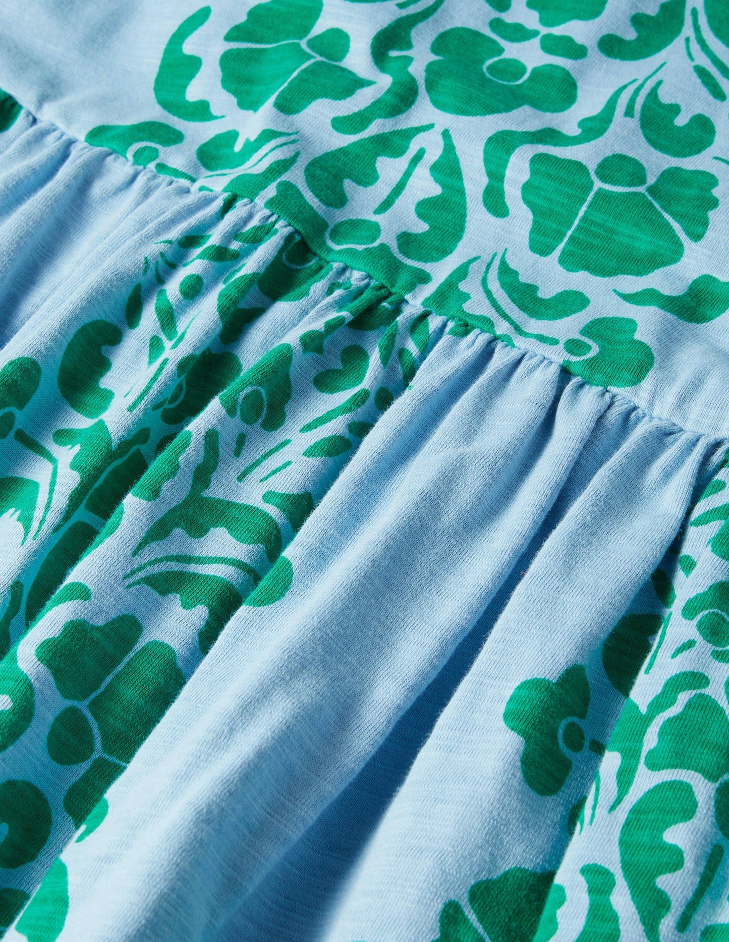 Einfaches Jerseykleid mit gekerbtem Ausschnitt-Graublau, Blumenmuster