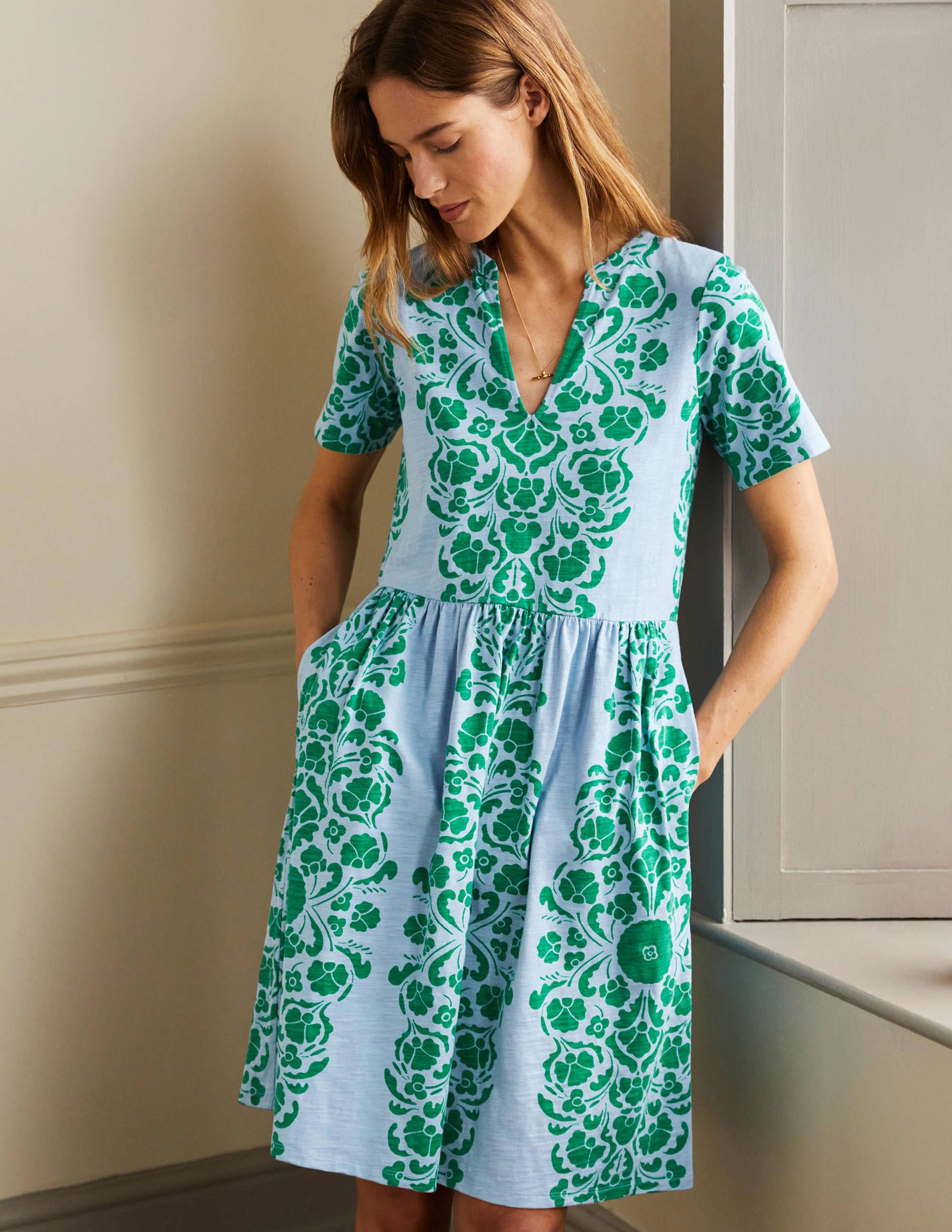 Robe simple à col cranté en jersey-Bleu ancien, motif Passion Bloom - Image 1