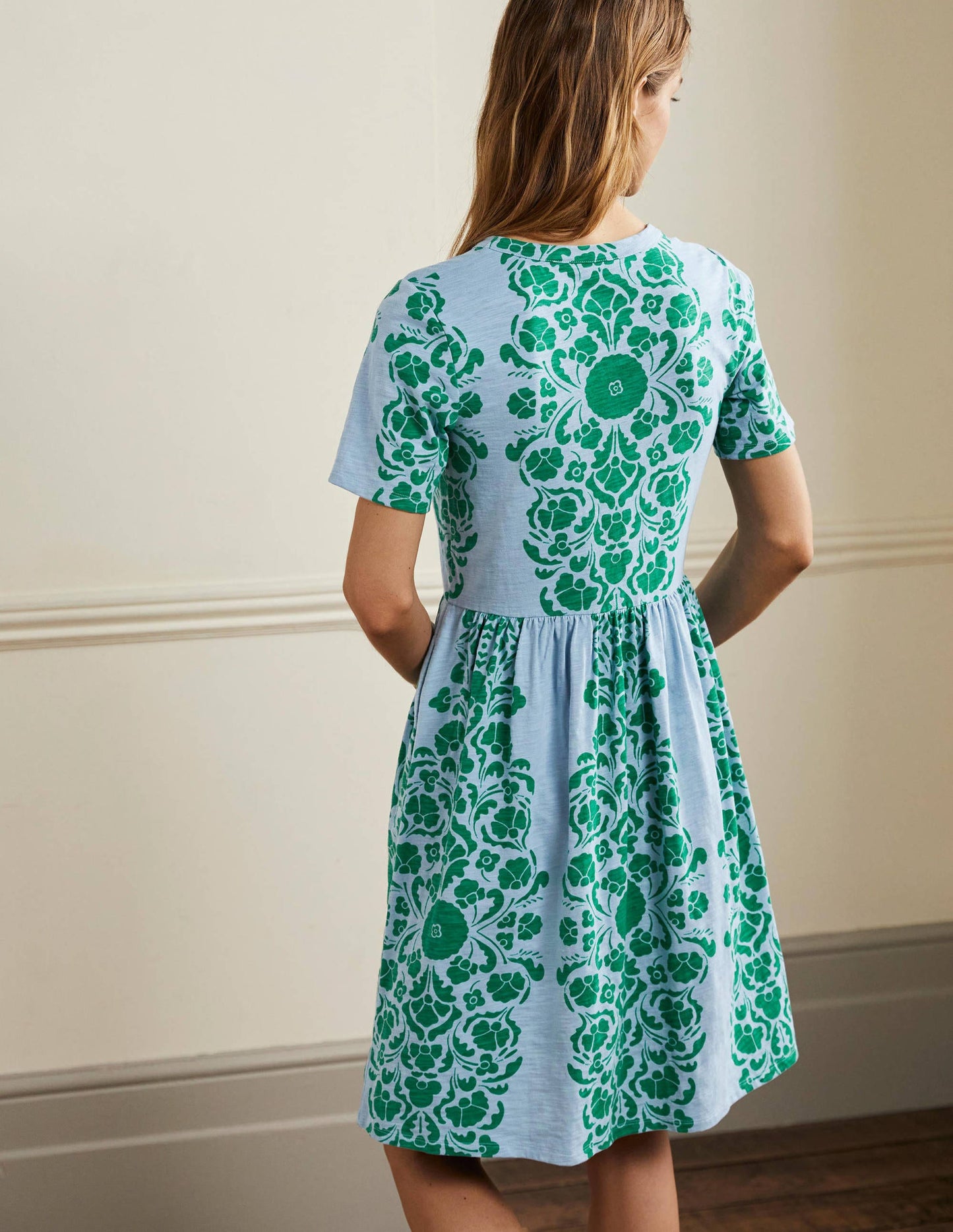 Einfaches Jerseykleid mit gekerbtem Ausschnitt-Graublau, Blumenmuster