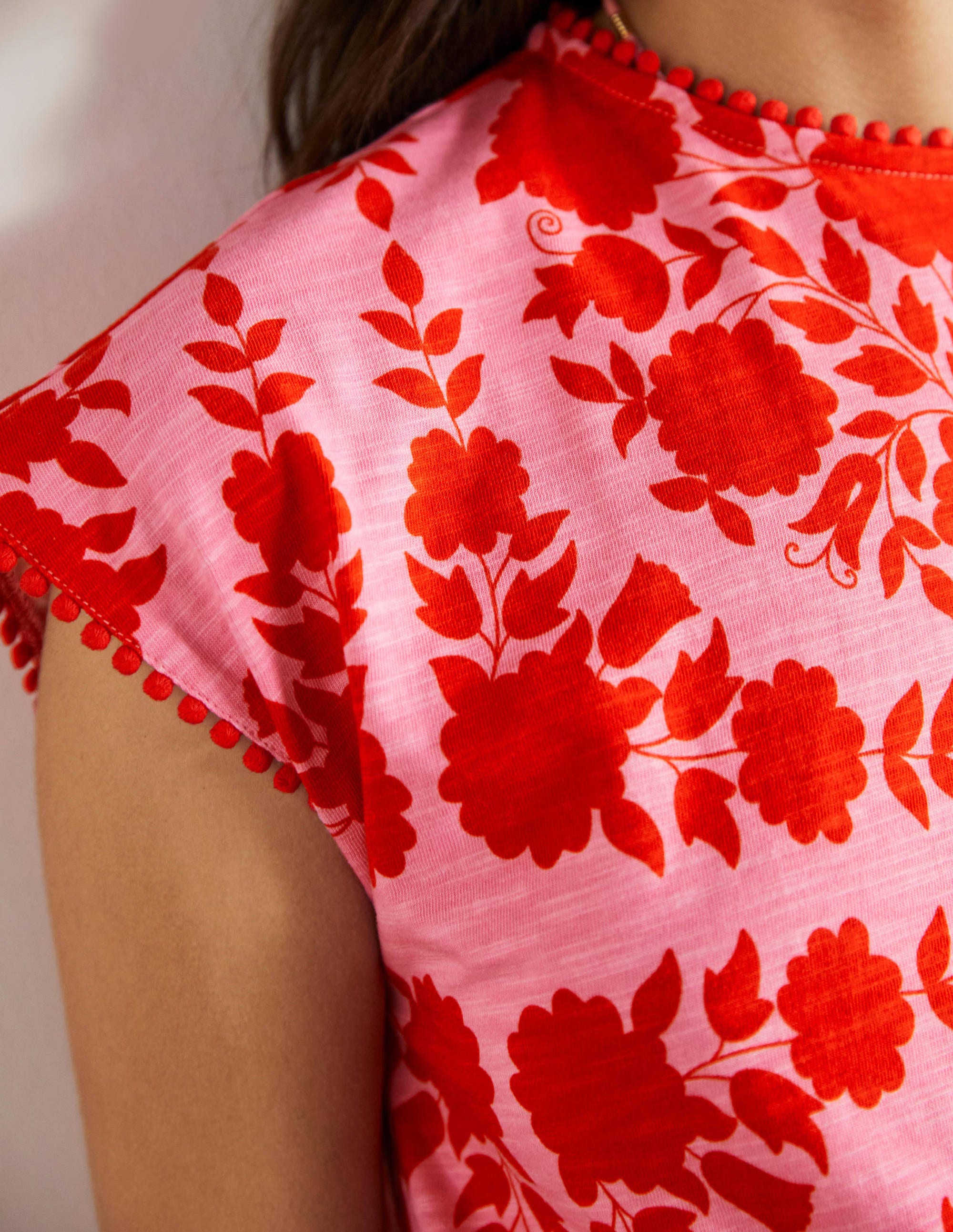 T-Shirt-Kleid mit Borte-Blümchenrosa, Wildblumenmuster - Image 2