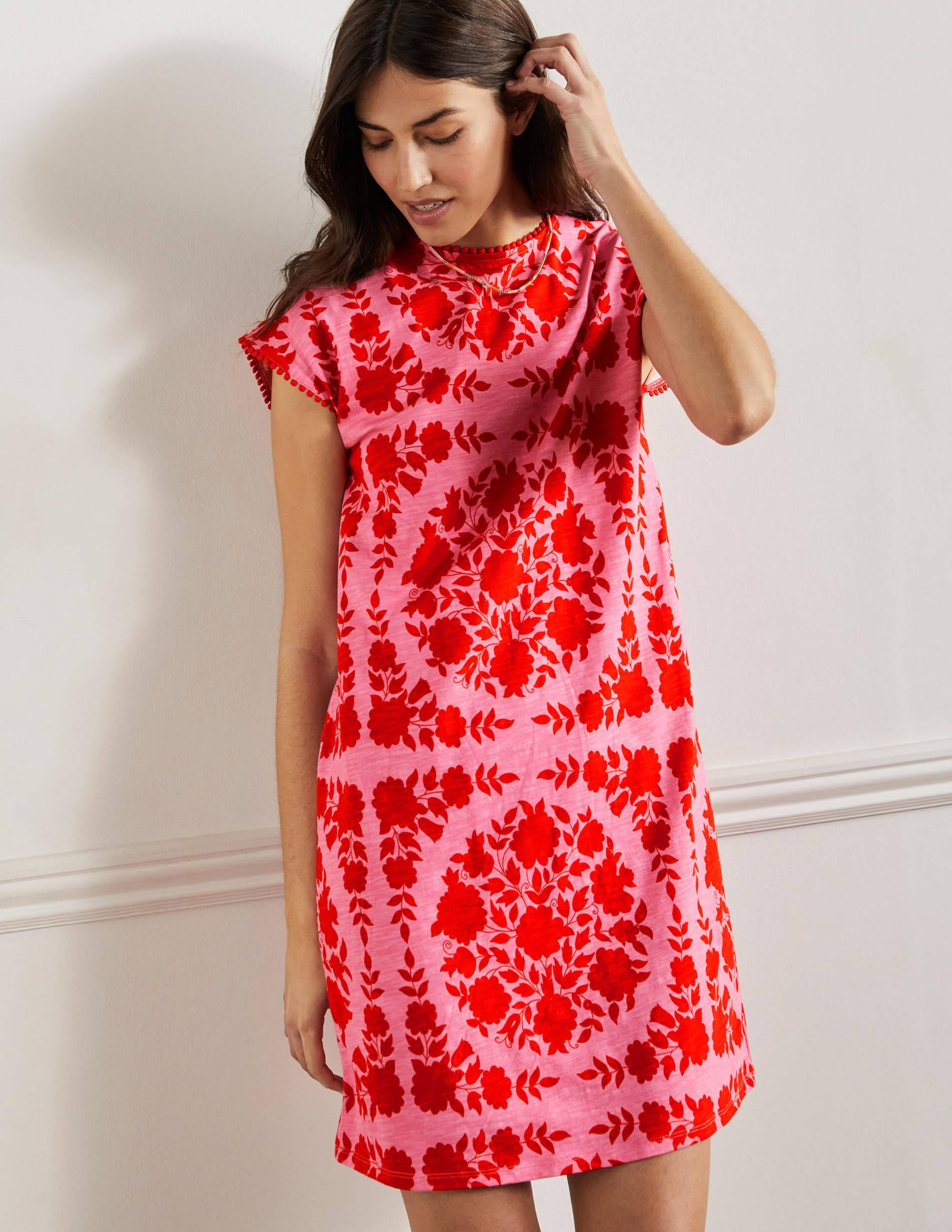 T-Shirt-Kleid mit Borte-Blümchenrosa, Wildblumenmuster - Image 4