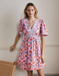 Kleid mit V-Ausschnitt und Kontrastdetail-Graublau, Knospenmuster