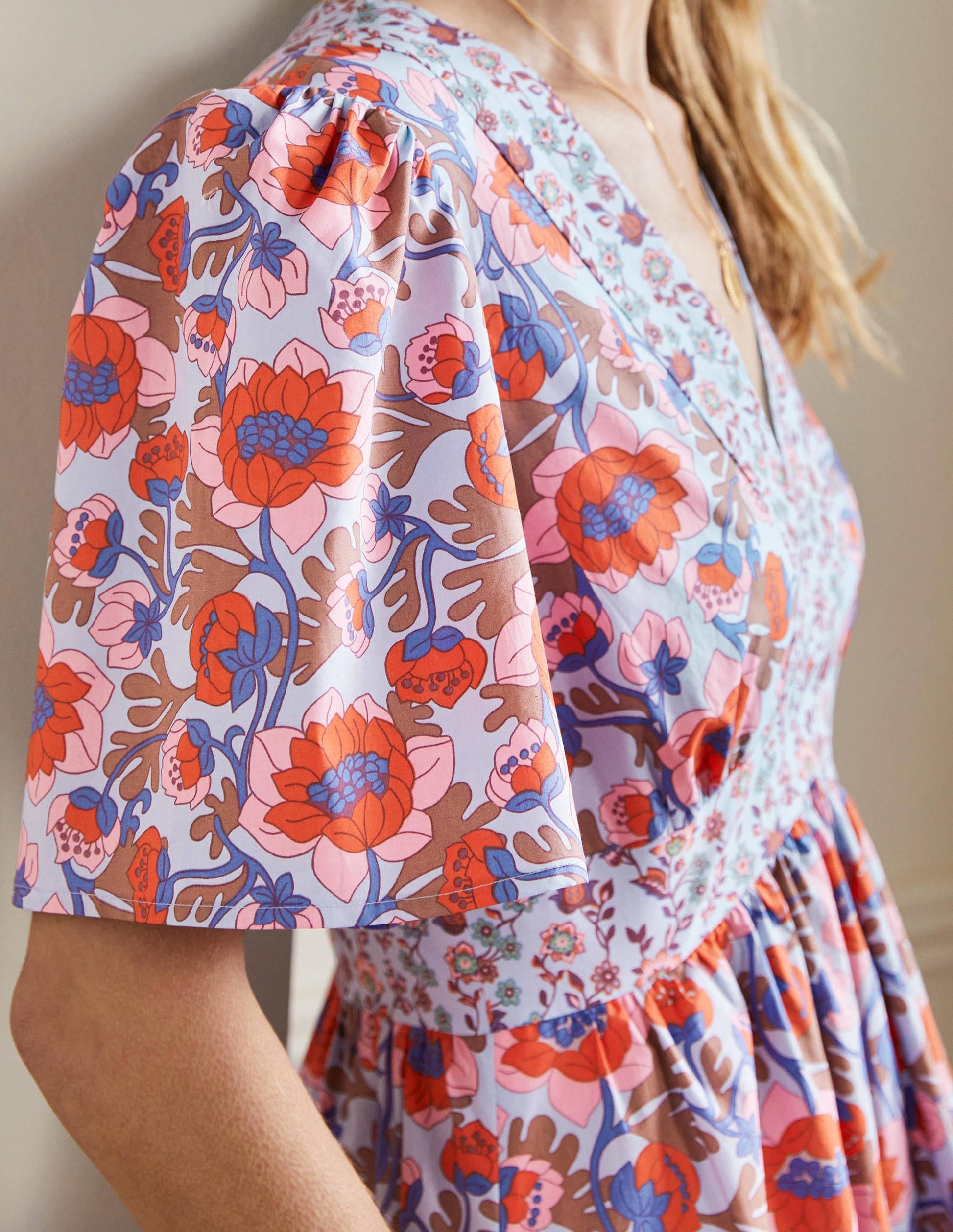 Kleid mit V-Ausschnitt und Kontrastdetail-Graublau, Knospenmuster-2