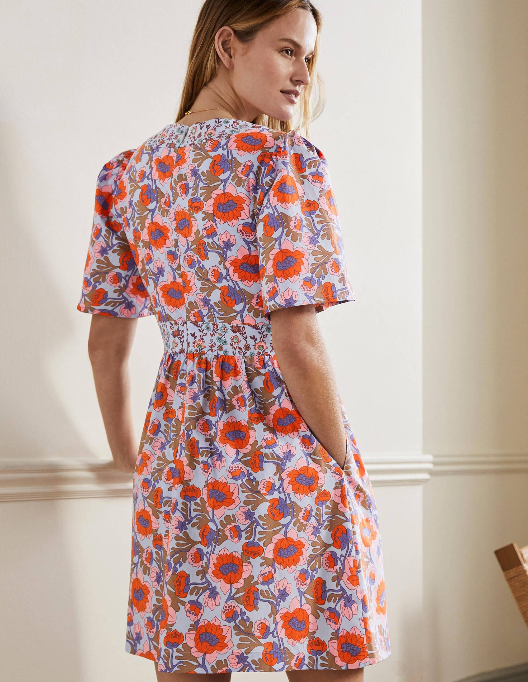 Kleid mit V-Ausschnitt und Kontrastdetail-Graublau, Knospenmuster - Image 3