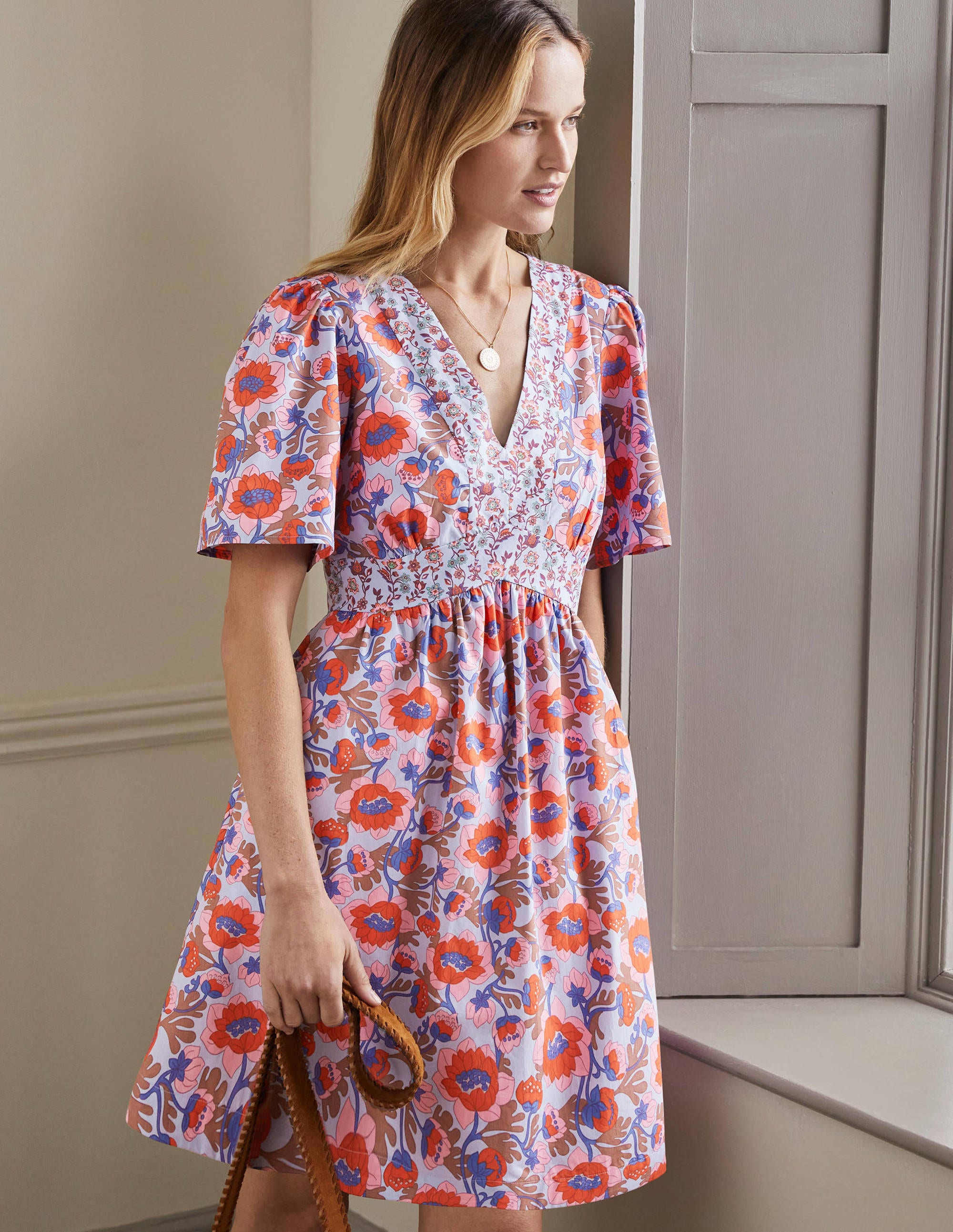 Kleid mit V-Ausschnitt und Kontrastdetail-Graublau, Knospenmuster - Image 4