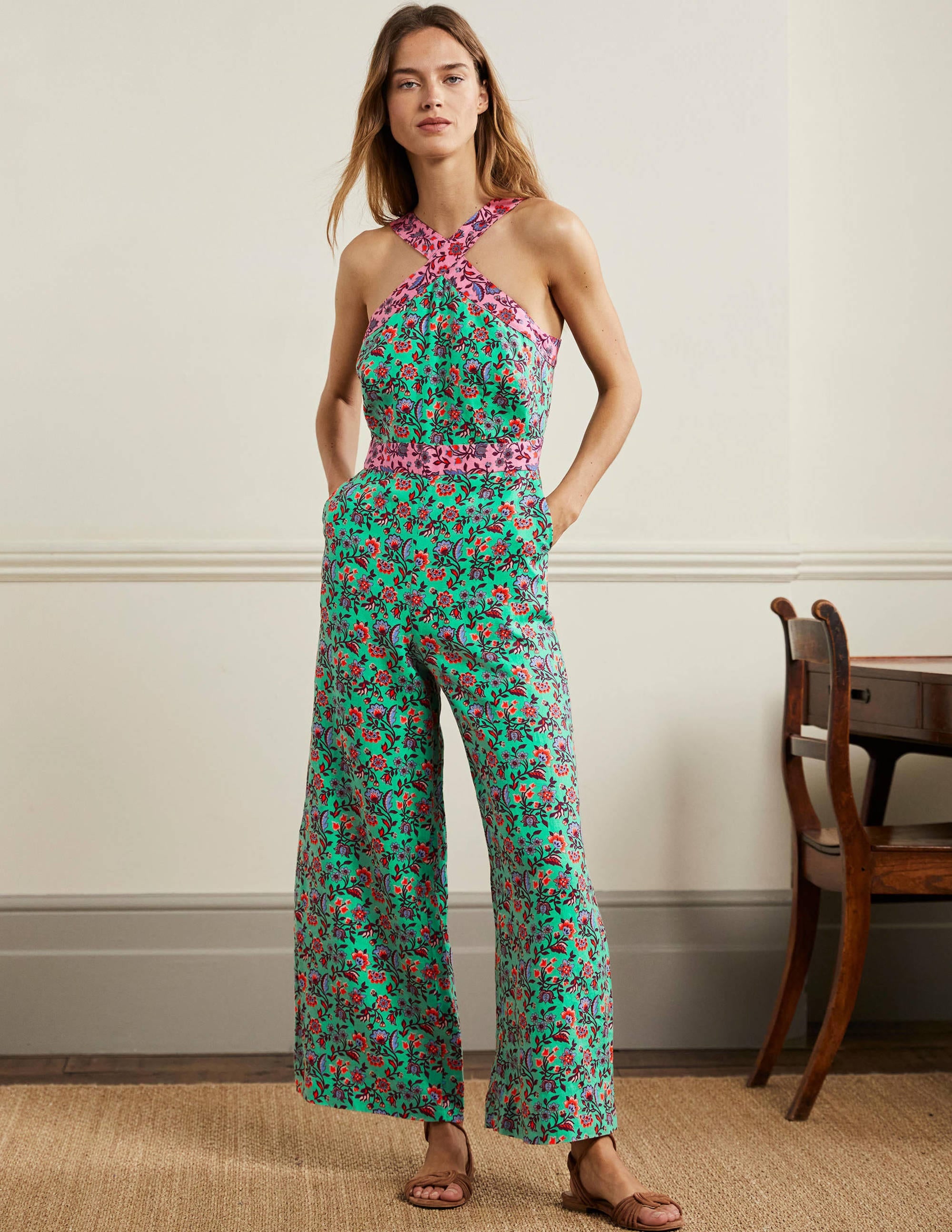 Leinen-Jumpsuit mit gekreuzten Trägern-Grüne Lagune, Orientalische Wiese - Image 1