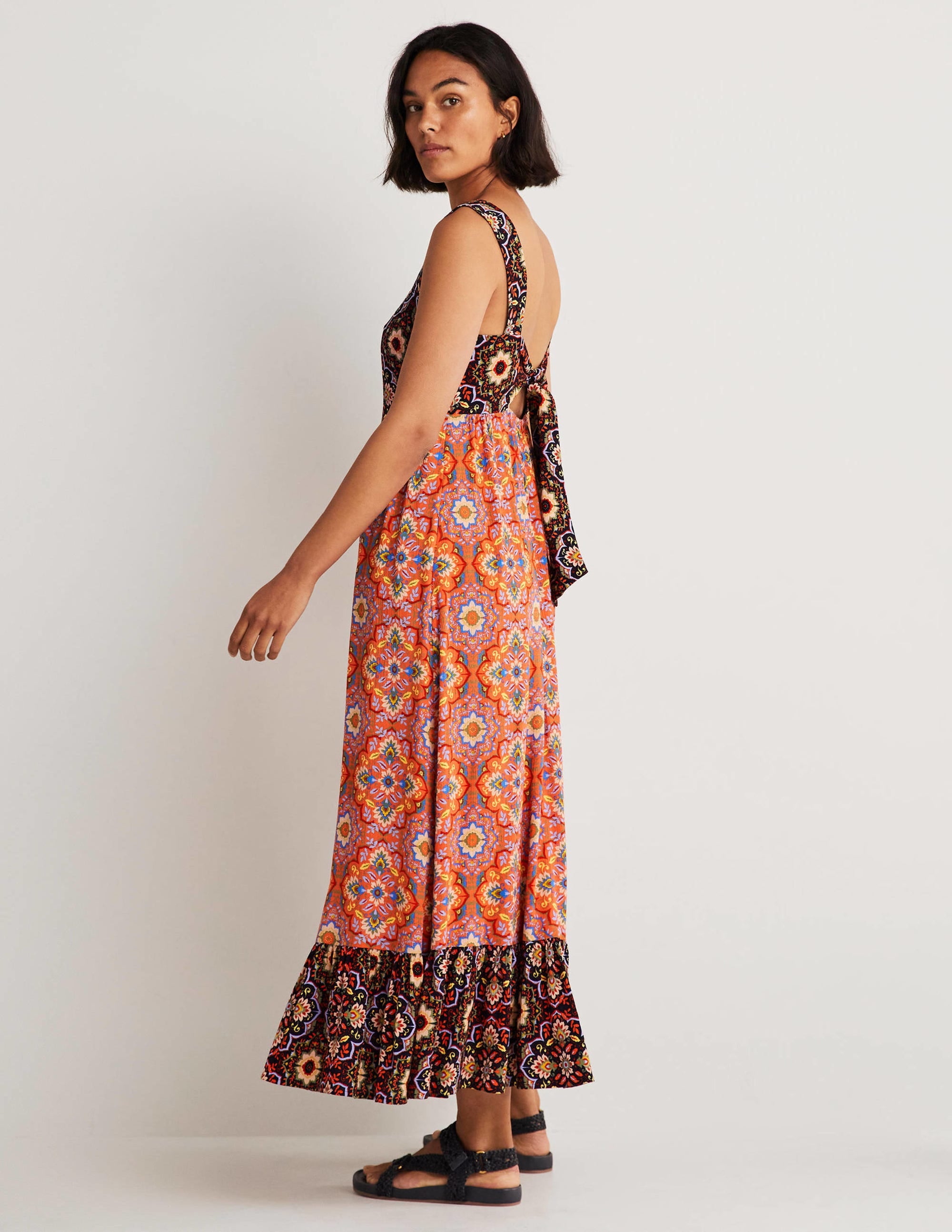 Freya Maxikleid mit Schnürung am Rücken-Kräftiges Korallenrot, Bloomsbury-Muster - Image 4