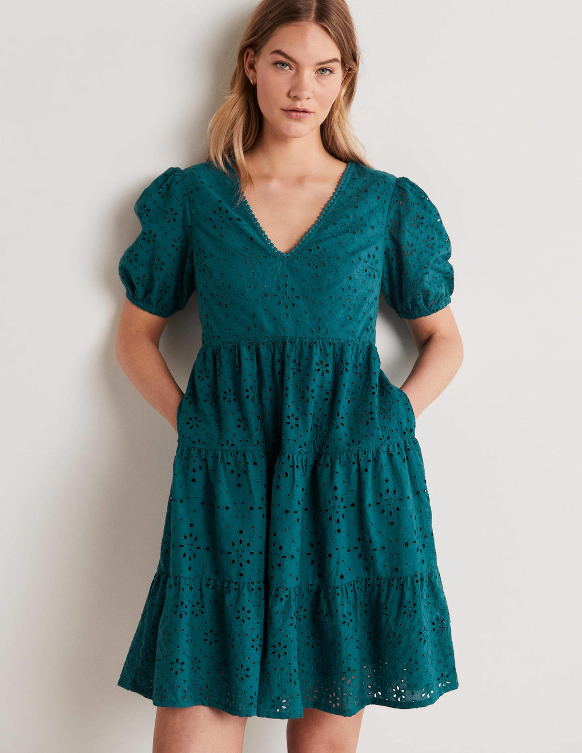 Kleid mit Lochstickerei und Rückendetail-Chesapeake Bay-4
