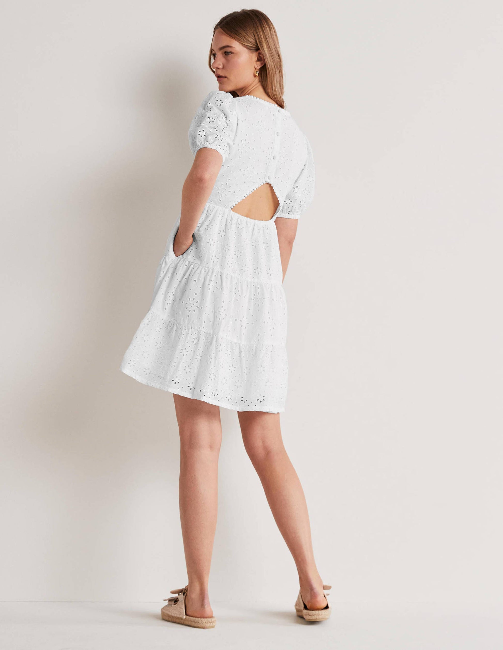 Kleid mit Lochstickerei und Rückendetail-Weiß-3