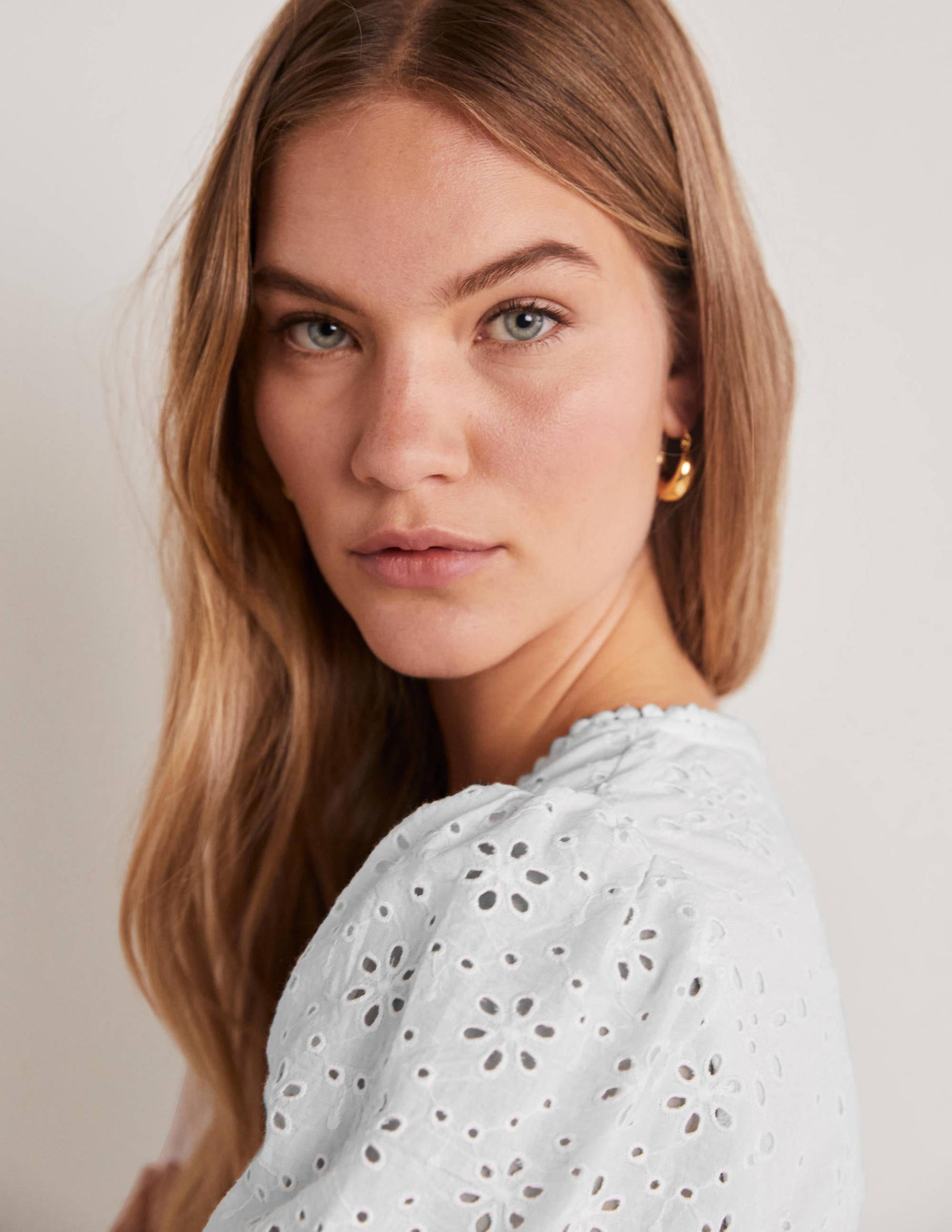 Kleid mit Lochstickerei und Rückendetail-Weiß-5
