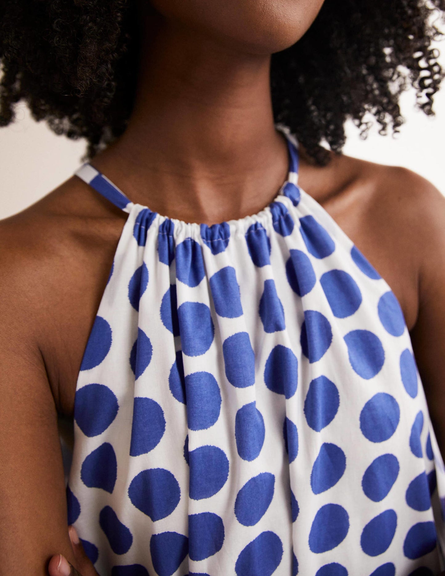 Ingrid Neckholder-Kleid-Meeresblau, Ikat-Tupfen