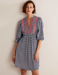 Jerseykleid mit Stickerei-Navy, Holzschnitt-Blumenmuster