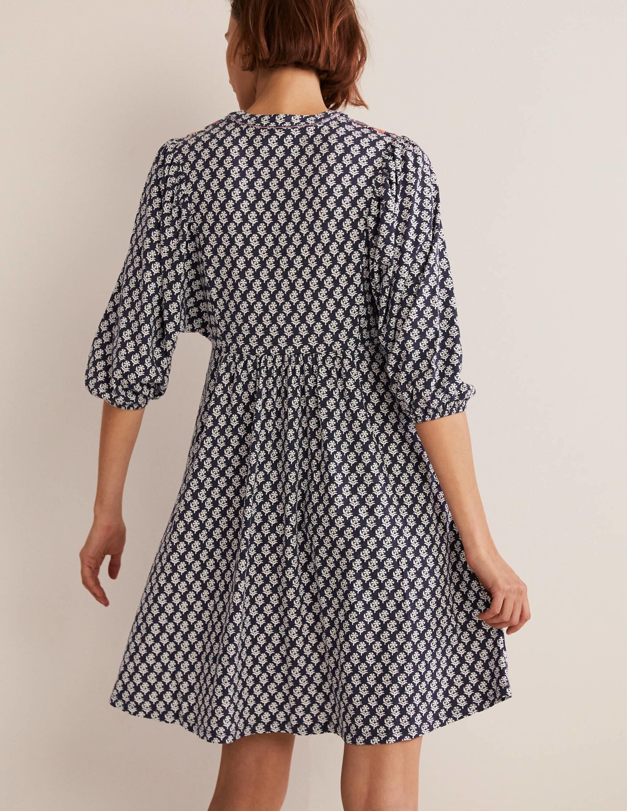 Jerseykleid mit Stickerei-Navy, Holzschnitt-Blumenmuster - Image 3