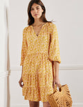 Gestuftes Kleid mit gekerbtem Ausschnitt-Buttergelb, Wildblumen
