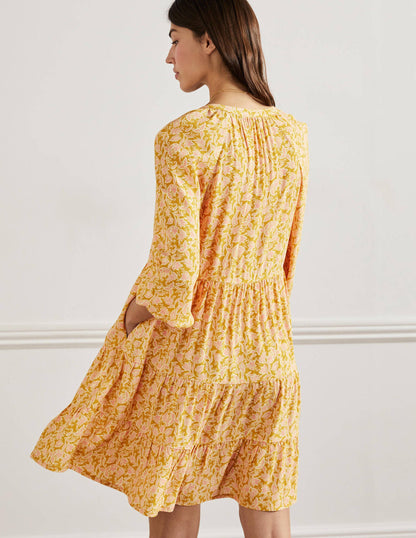 Gestuftes Kleid mit gekerbtem Ausschnitt-Buttergelb, Wildblumen
