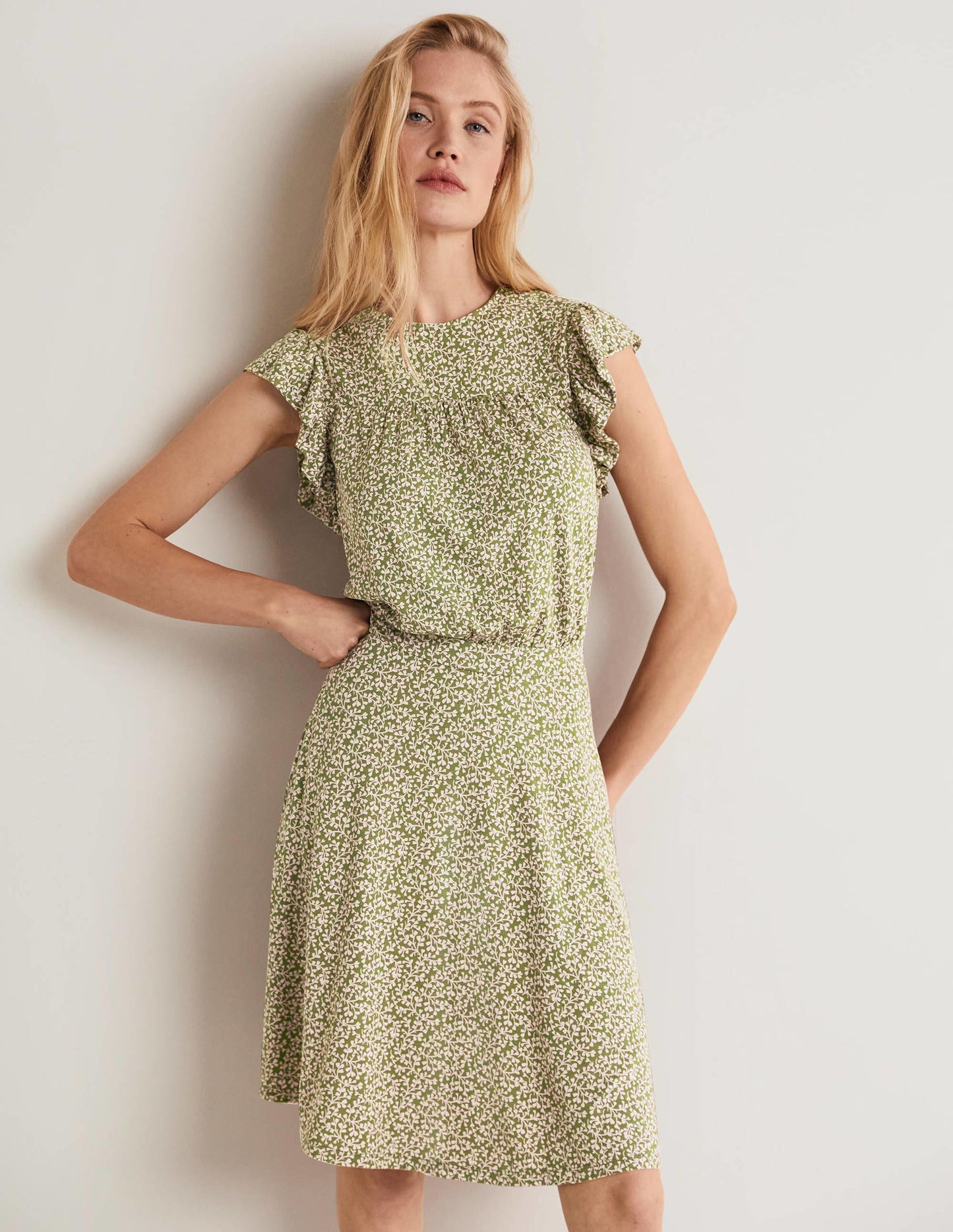 Gemustertes Minikleid mit Rüschen-Basilikumgrün, Blattmuster